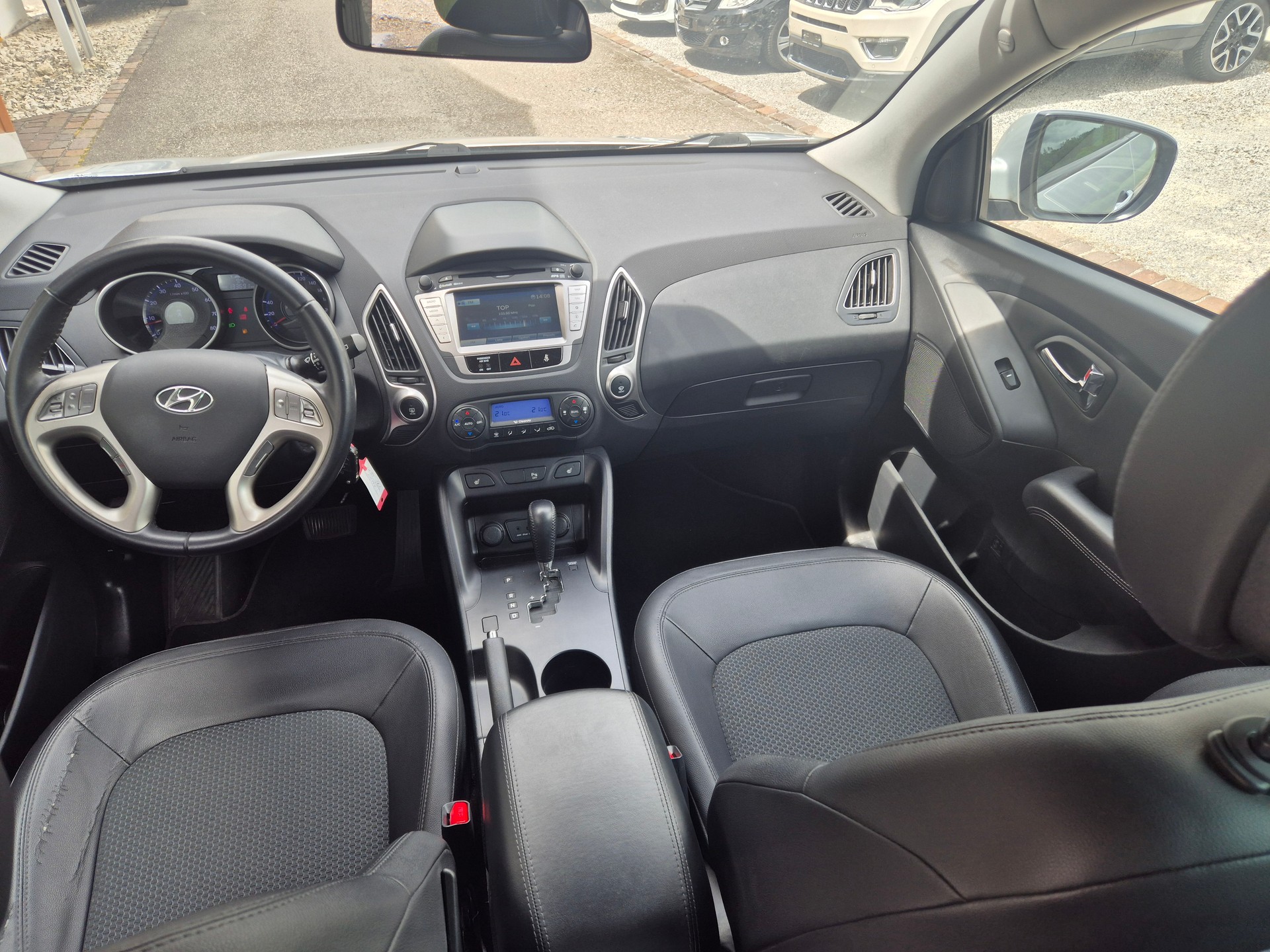 HYUNDAI iX 35 2.0 Premium 4WD Automatic-image-11