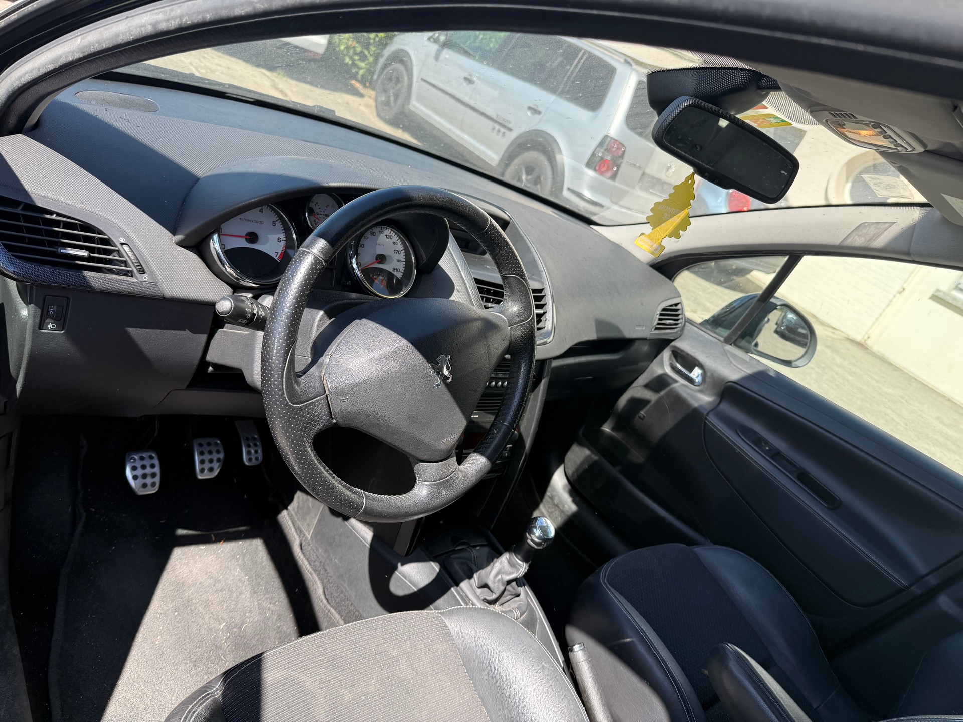 PEUGEOT 207 1.6 16V Turbo Sport-image-8