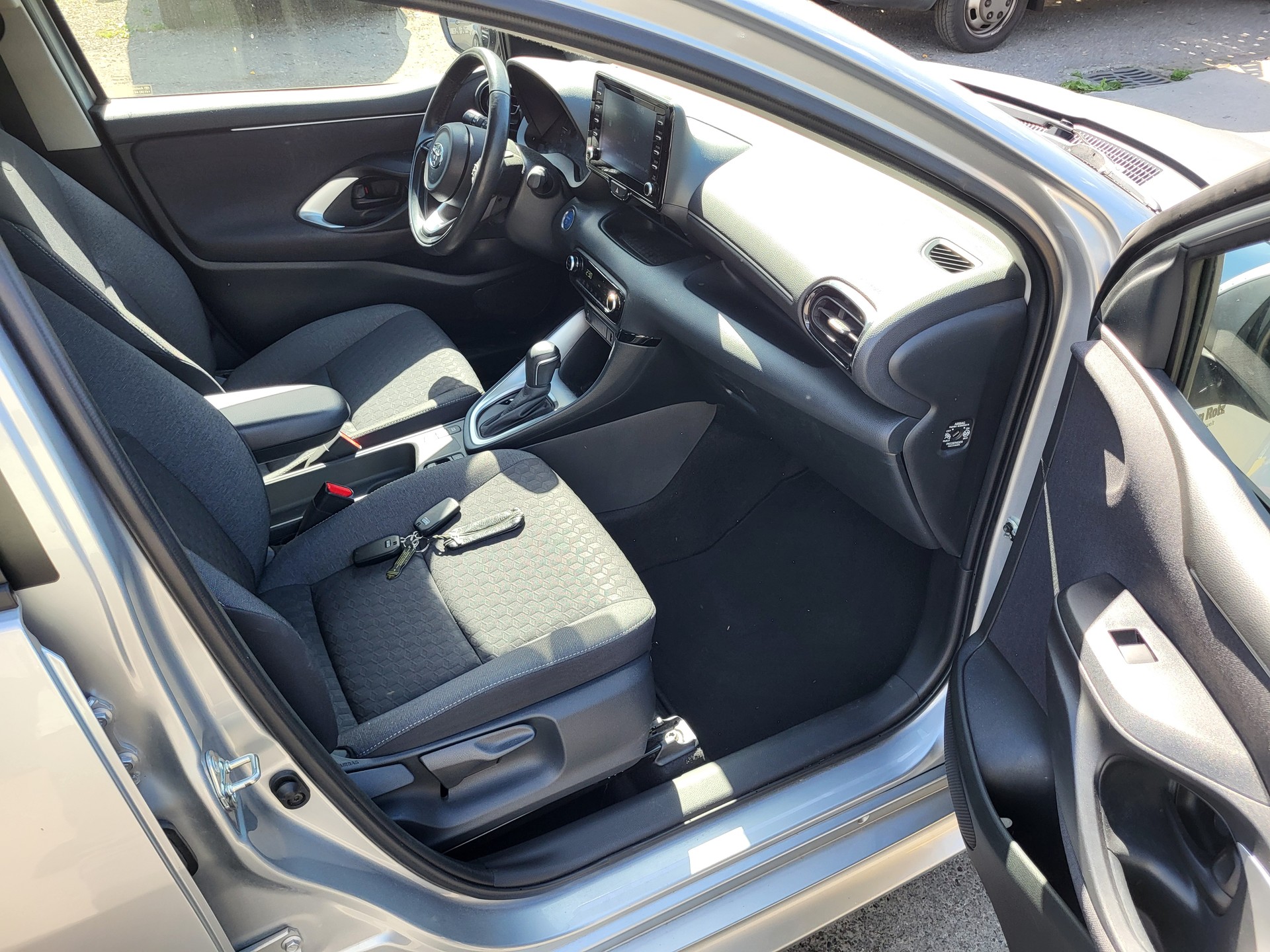 TOYOTA Yaris 1.5 Comfort e-CVT-image-8