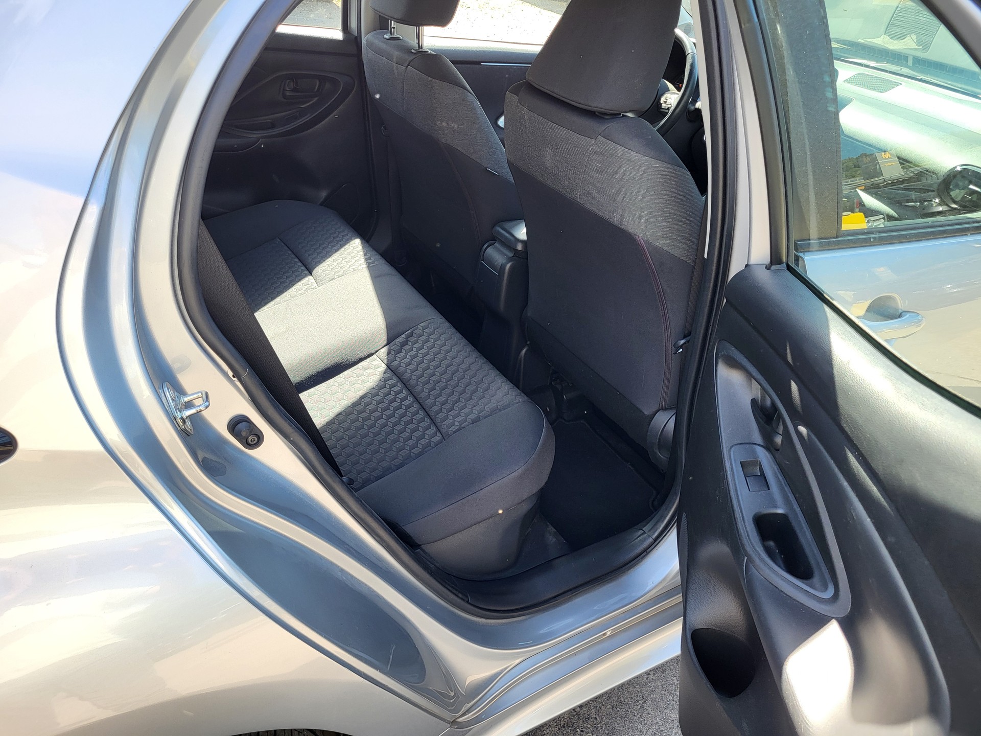TOYOTA Yaris 1.5 Comfort e-CVT-image-5