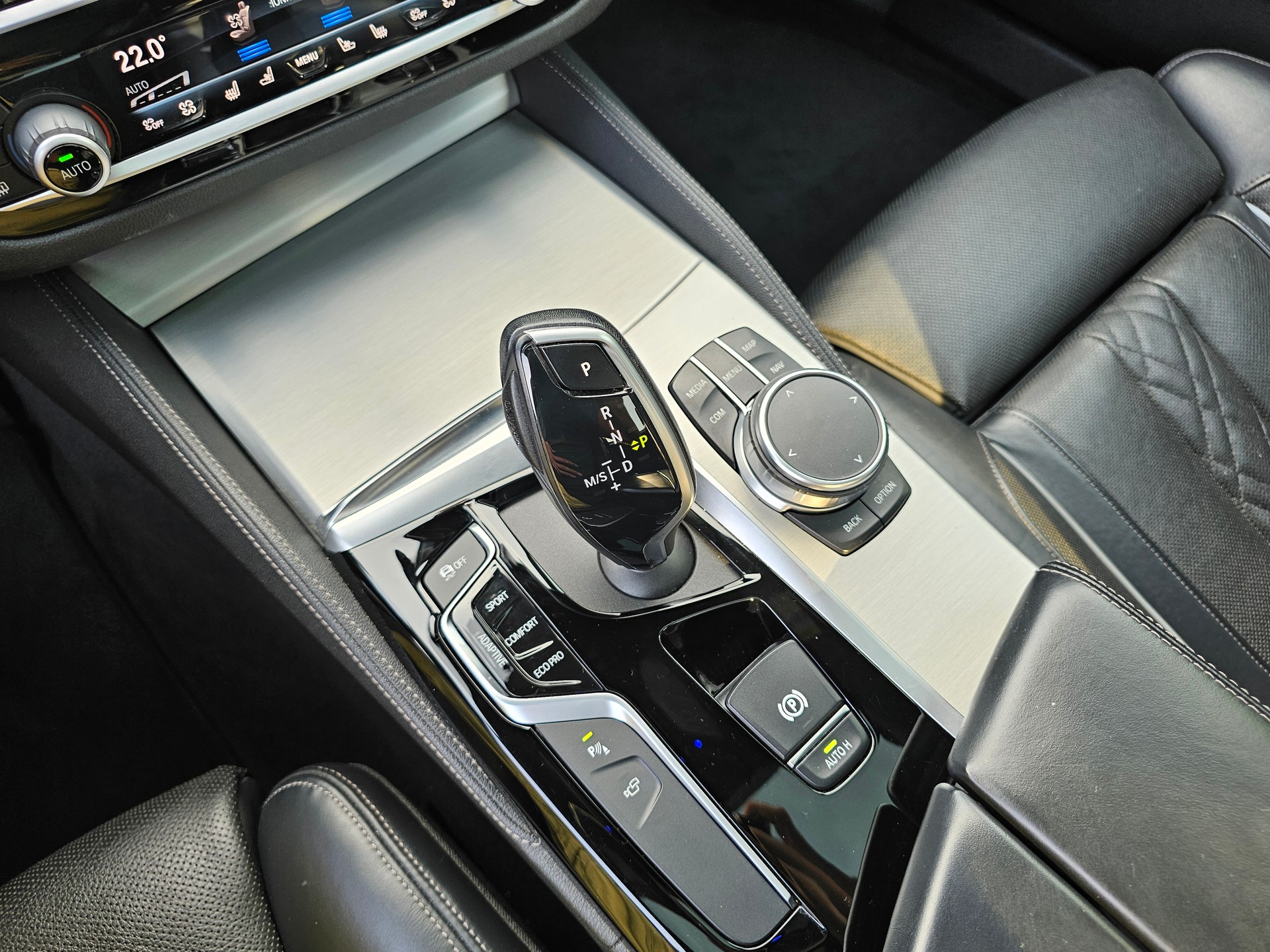 BMW M550i xDrive Steptronic-image-17
