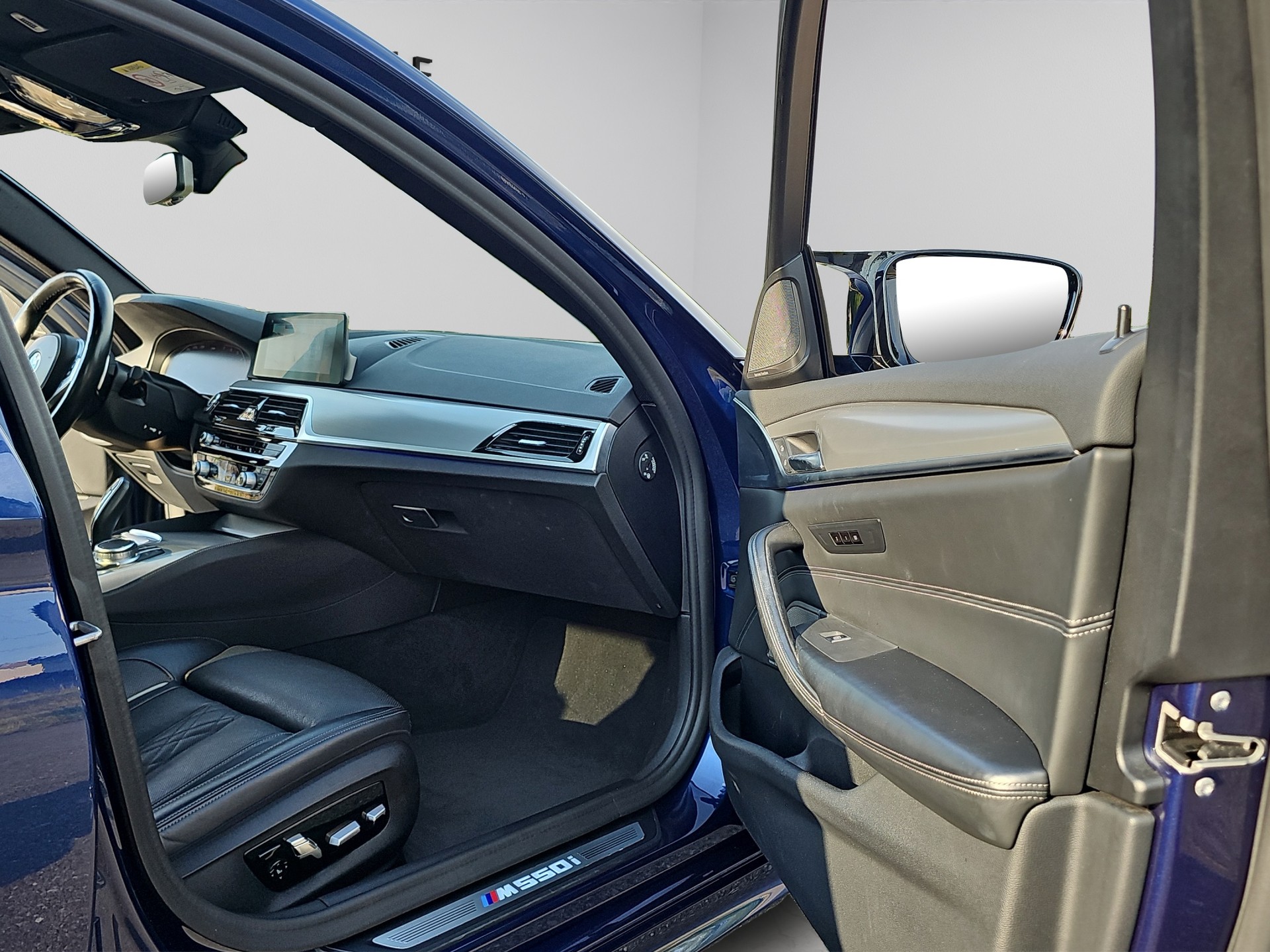 BMW M550i xDrive Steptronic-image-12