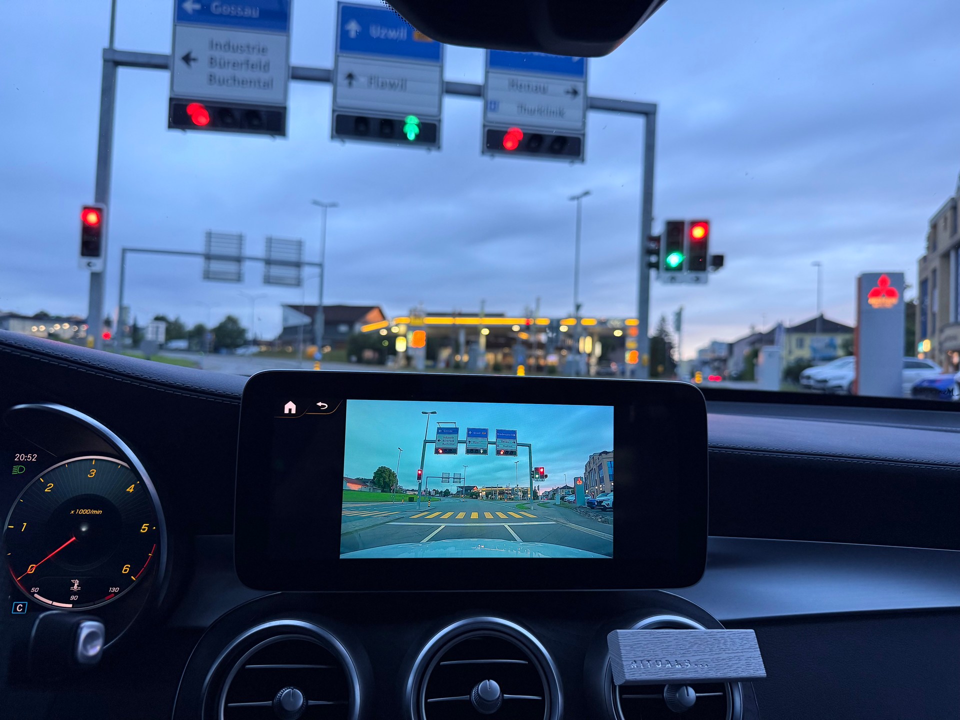 MERCEDES-BENZ GLC 300 d AMG Line 4m-image-9
