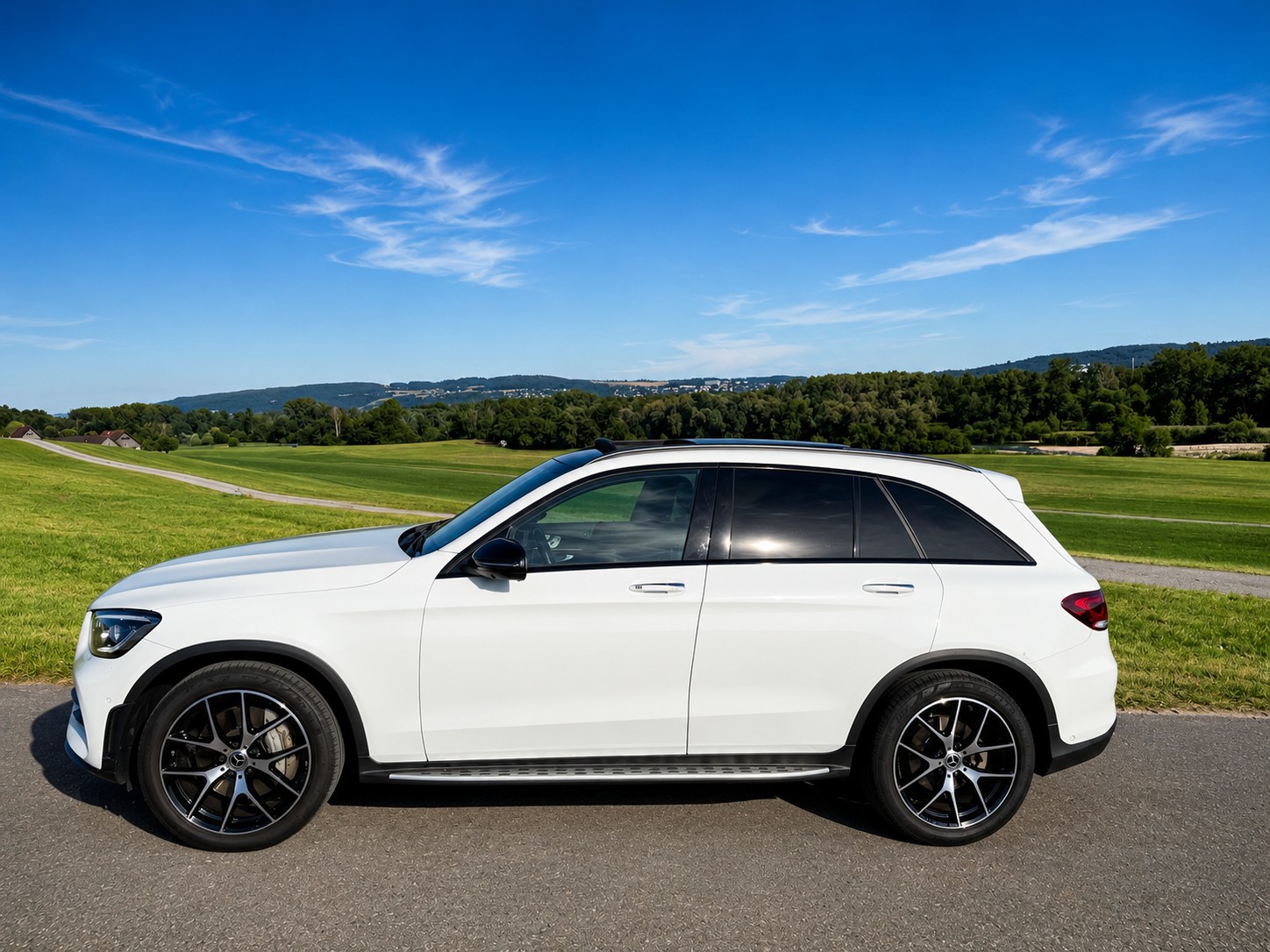 MERCEDES-BENZ GLC 300 d AMG Line 4m-image-4