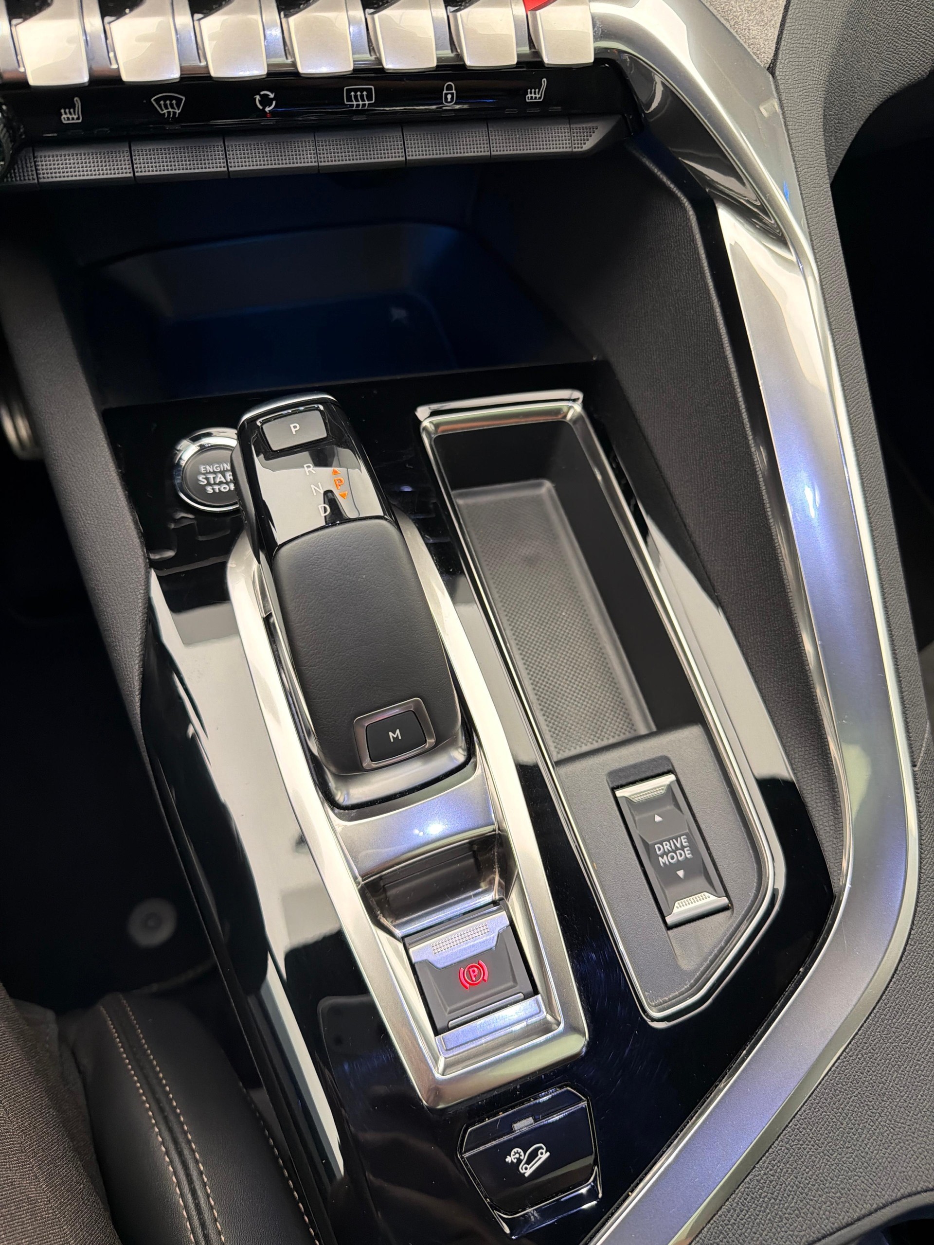 PEUGEOT 3008 1.2 PureTech GT Pack-image-17