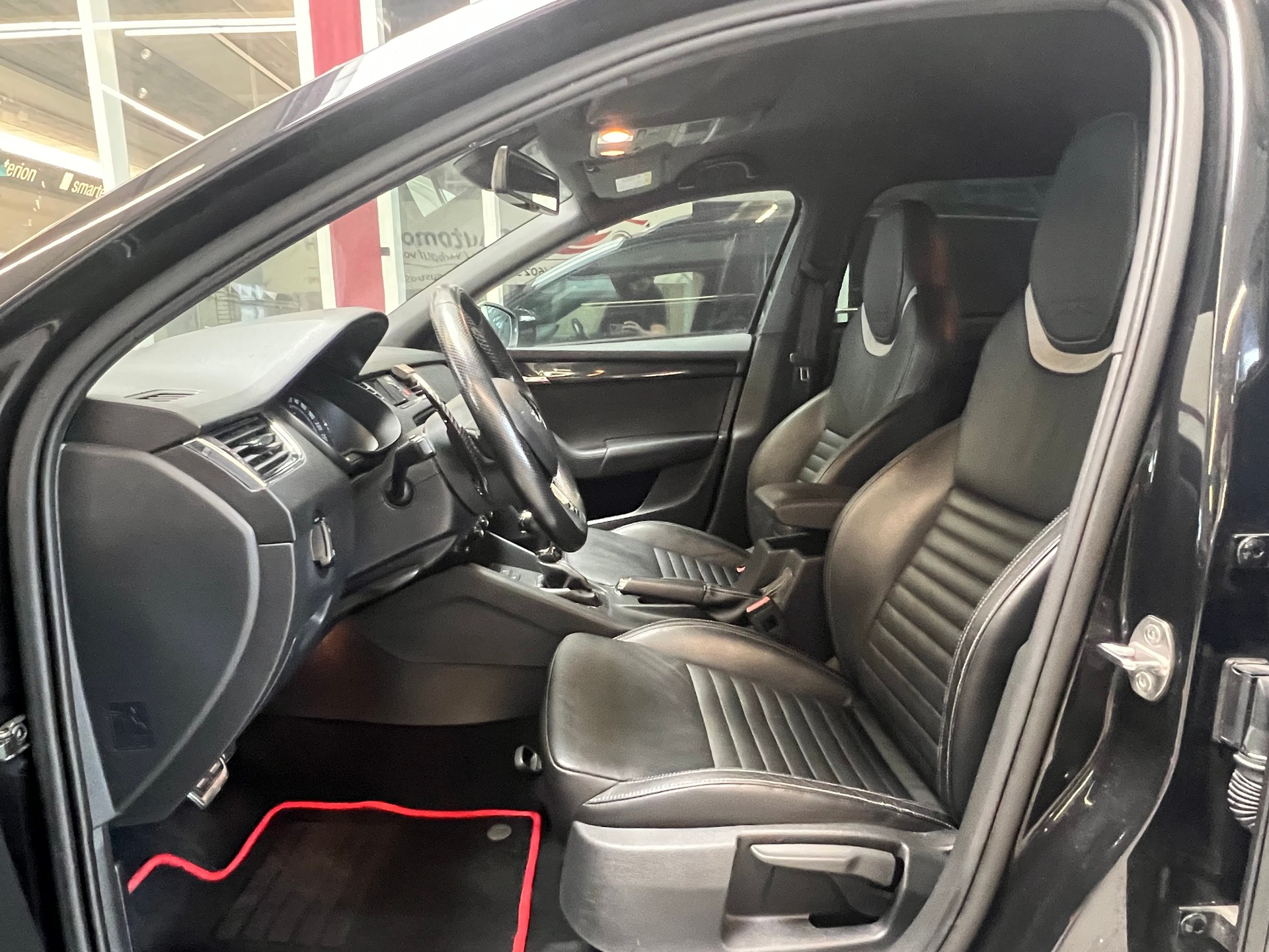 SKODA Octavia Combi 2.0 TDI RS 4x4 DSG-image-11