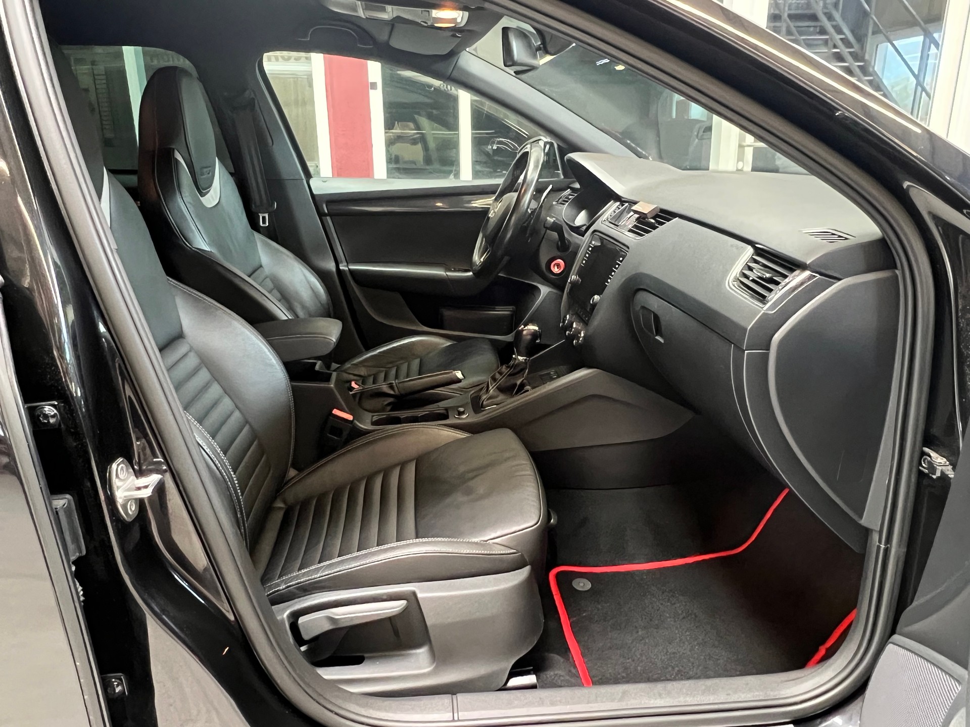 SKODA Octavia Combi 2.0 TDI RS 4x4 DSG-image-13