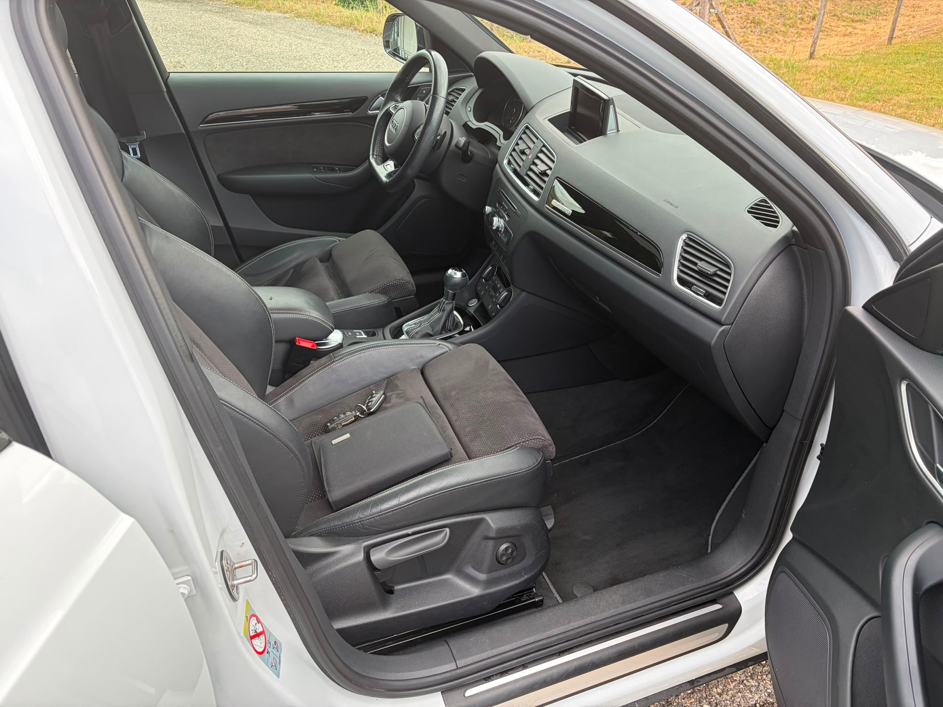 AUDI Q3 2.0 TDI sport quattro S-tronic-image-11