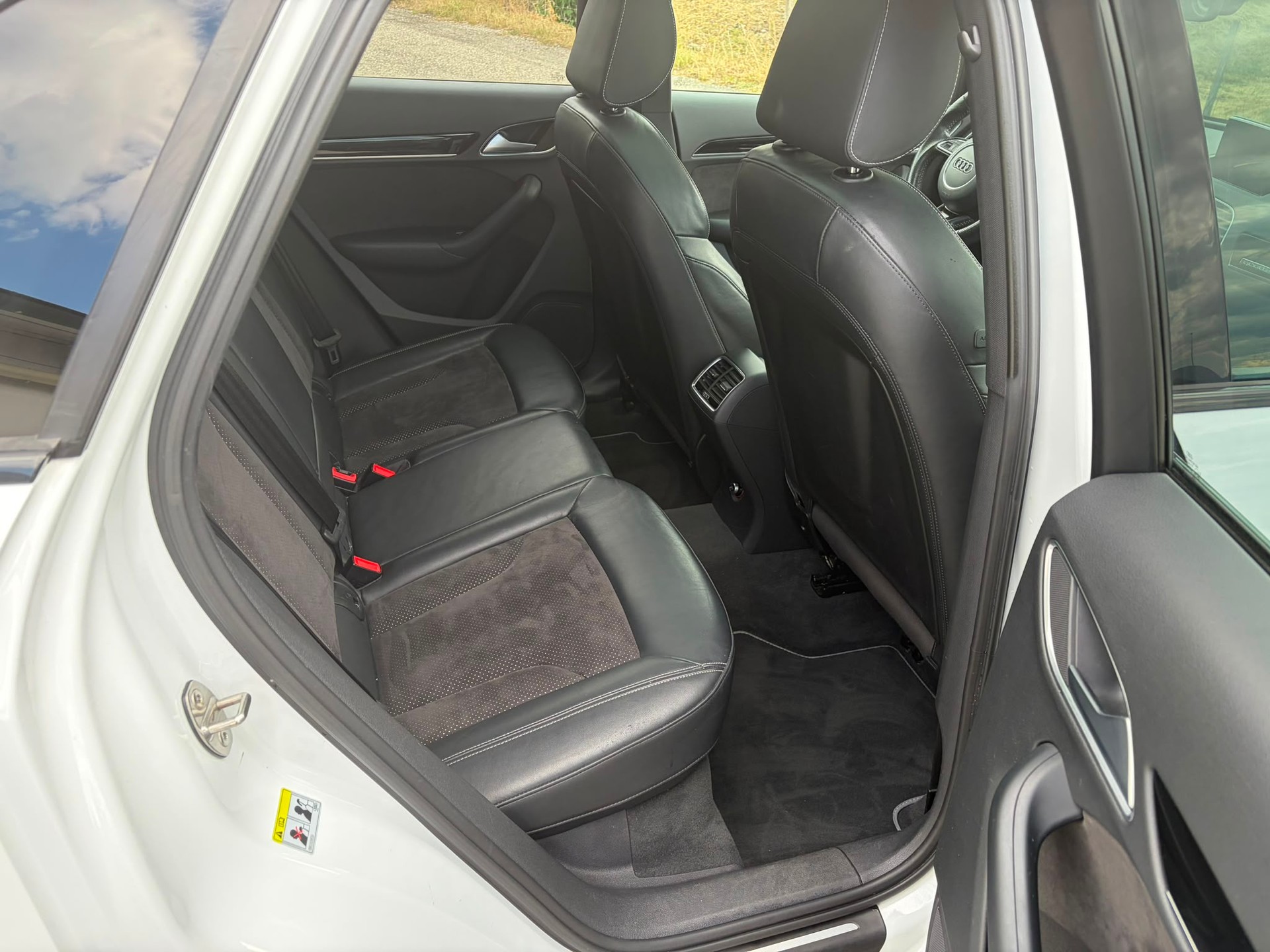 AUDI Q3 2.0 TDI sport quattro S-tronic-image-10