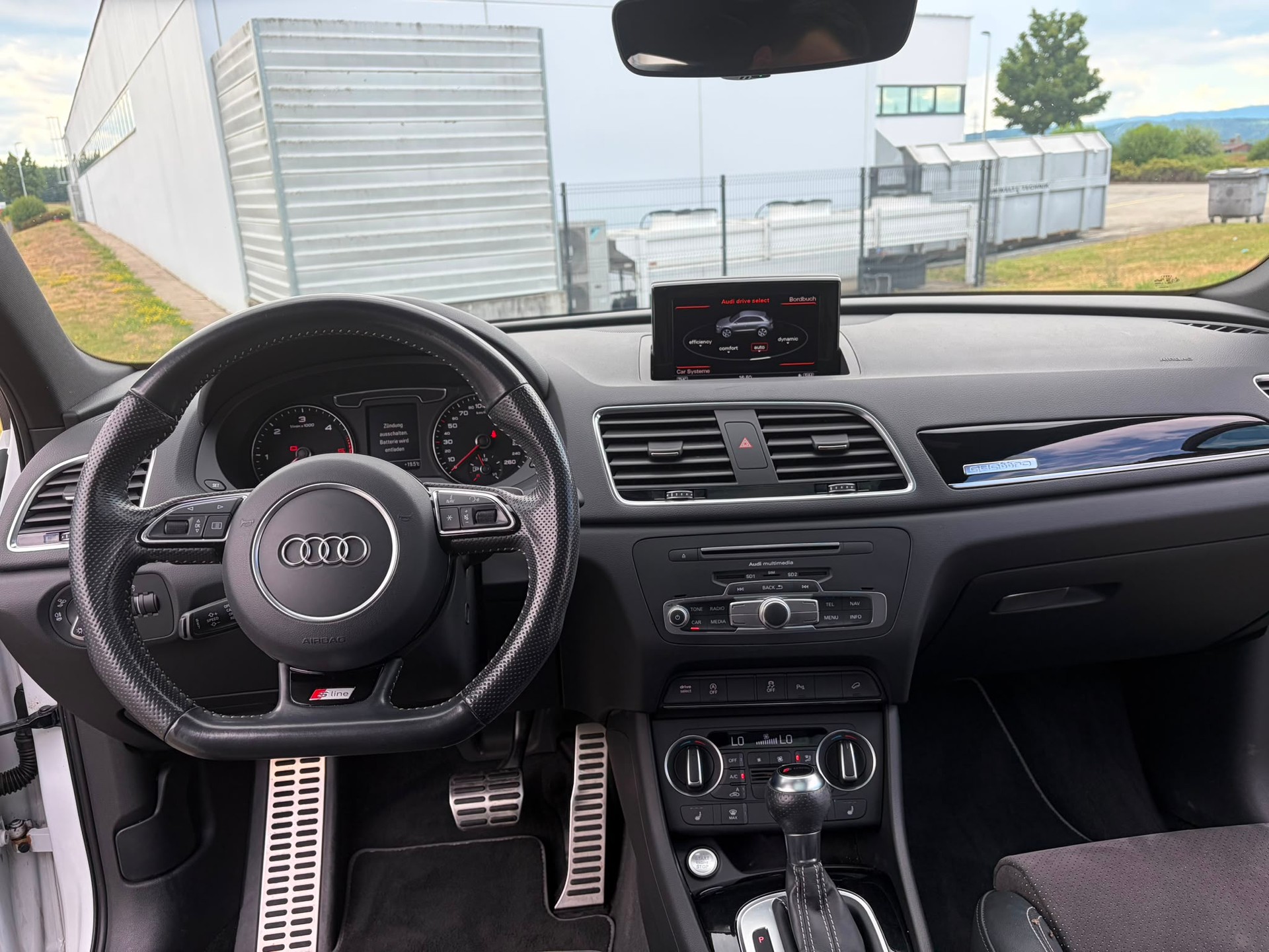 AUDI Q3 2.0 TDI sport quattro S-tronic-image-9
