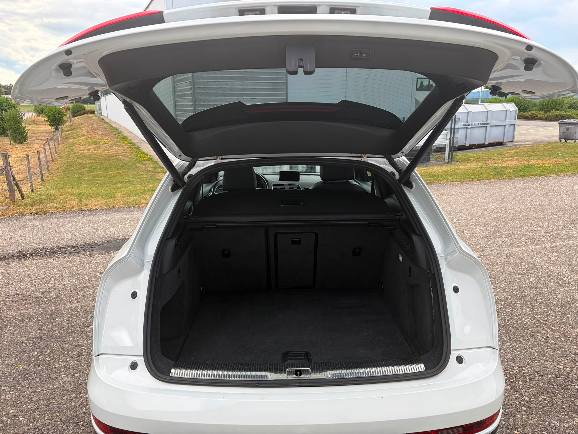 AUDI Q3 2.0 TDI sport quattro S-tronic-image-6