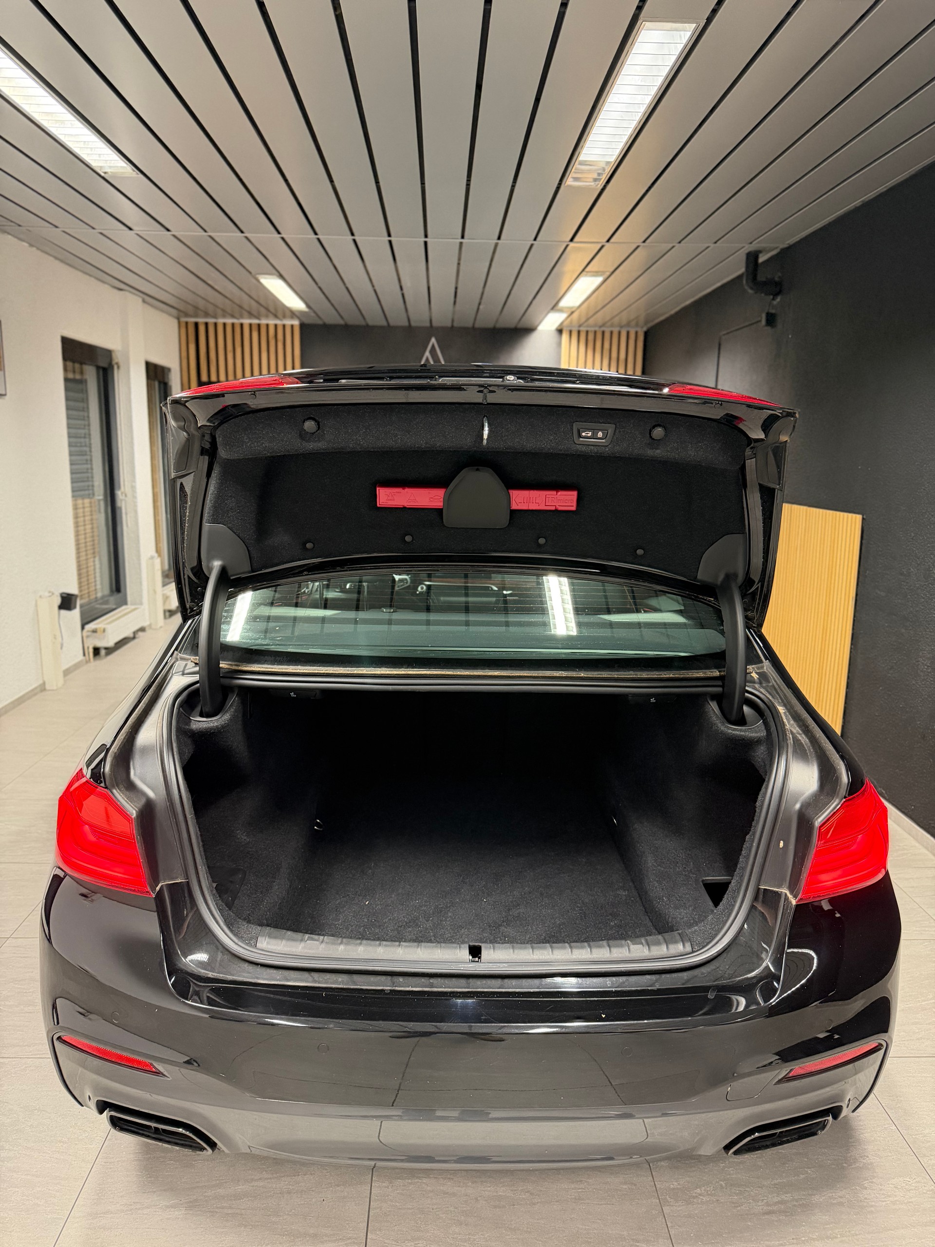 BMW M550i xDrive Steptronic-image-5