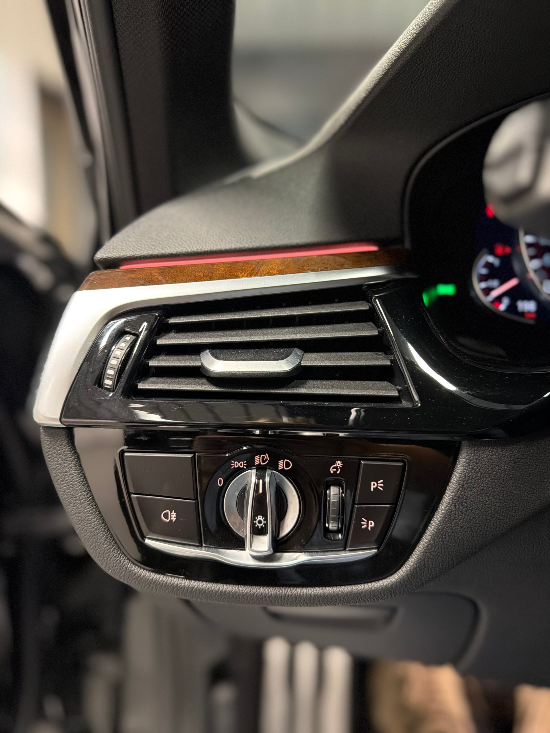 BMW M550i xDrive Steptronic-image-19