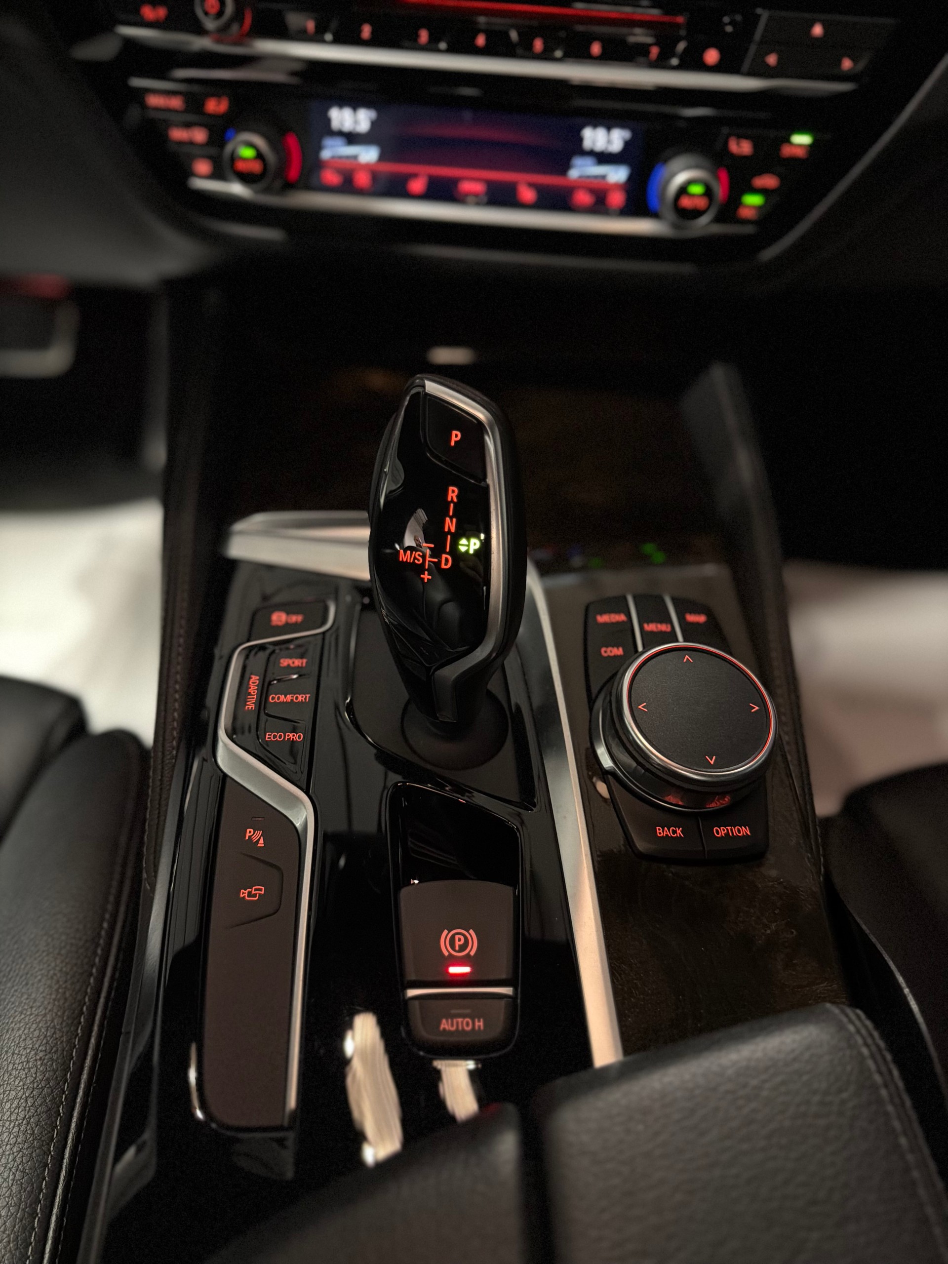BMW M550i xDrive Steptronic-image-17
