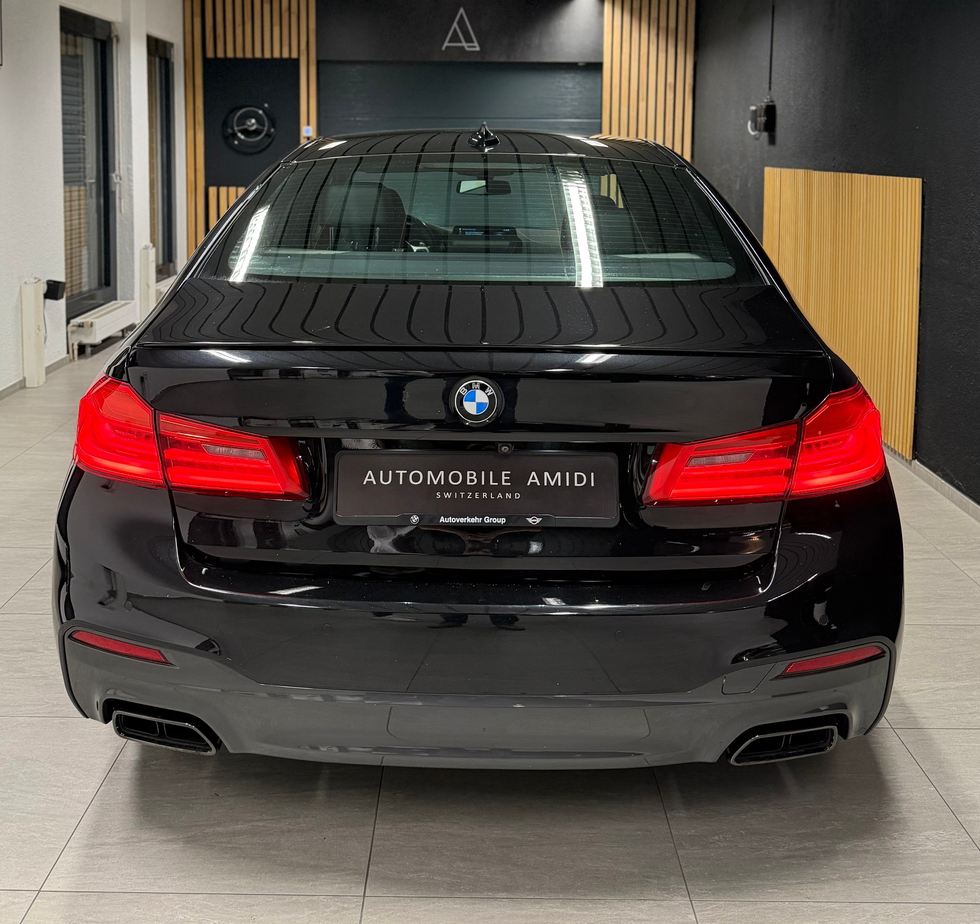 BMW M550i xDrive Steptronic-image-3