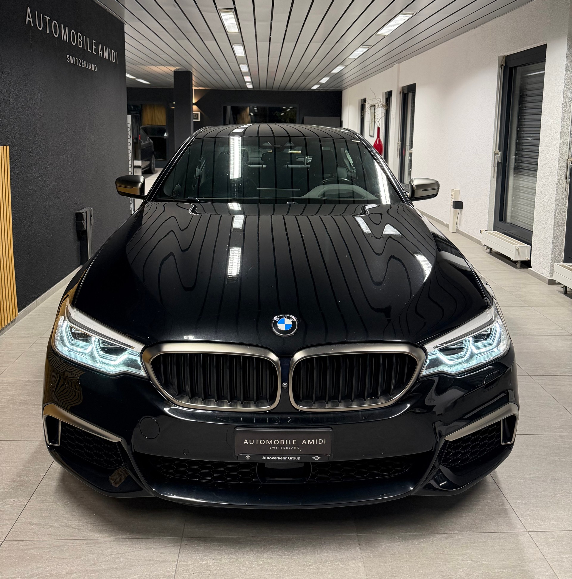 BMW M550i xDrive Steptronic-image-1
