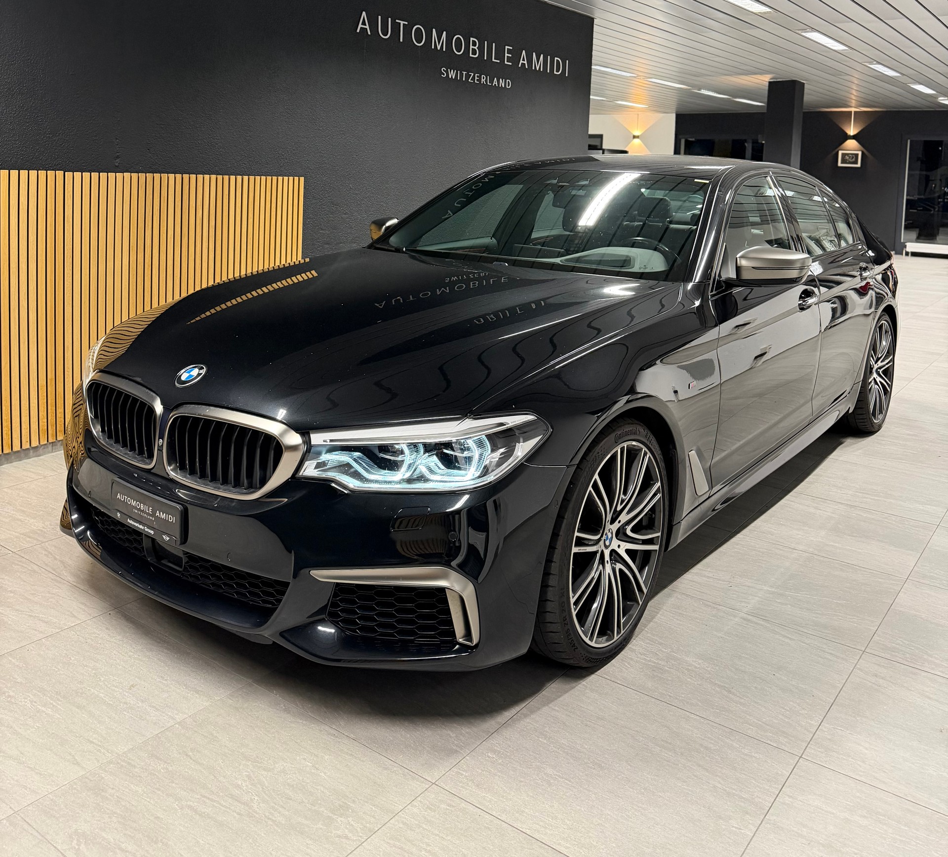 BMW M550i xDrive Steptronic-image-0
