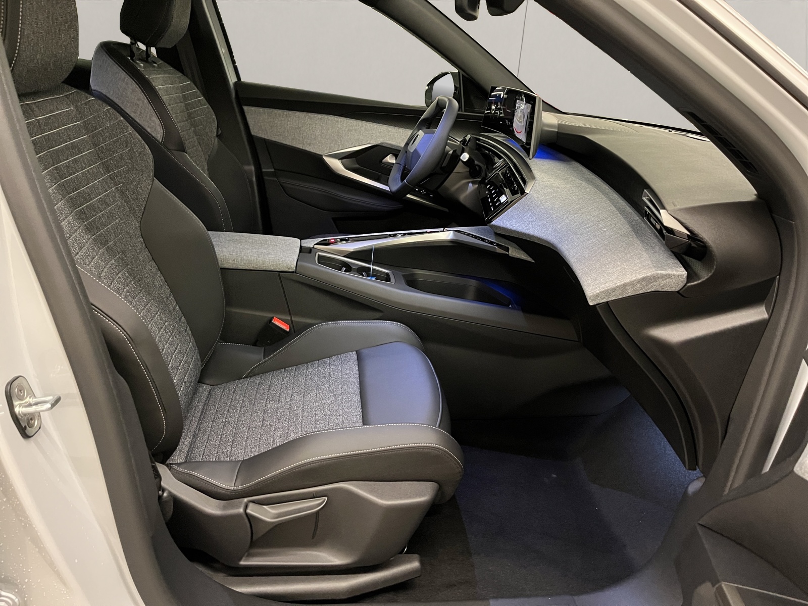 PEUGEOT 3008 1.2 Hybrid Allure Premium-image-12