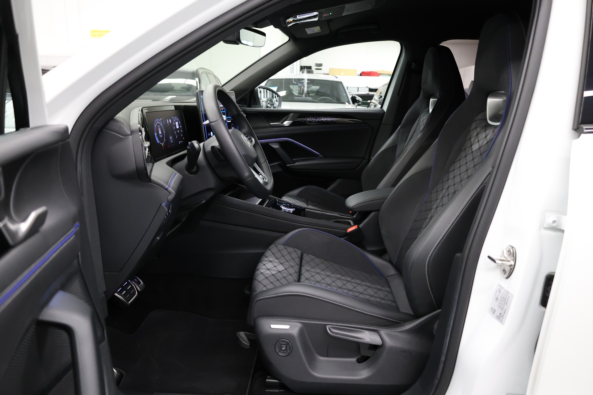 VW Tiguan 2.0 TDI SCR R-Line DSG 4motion-image-14