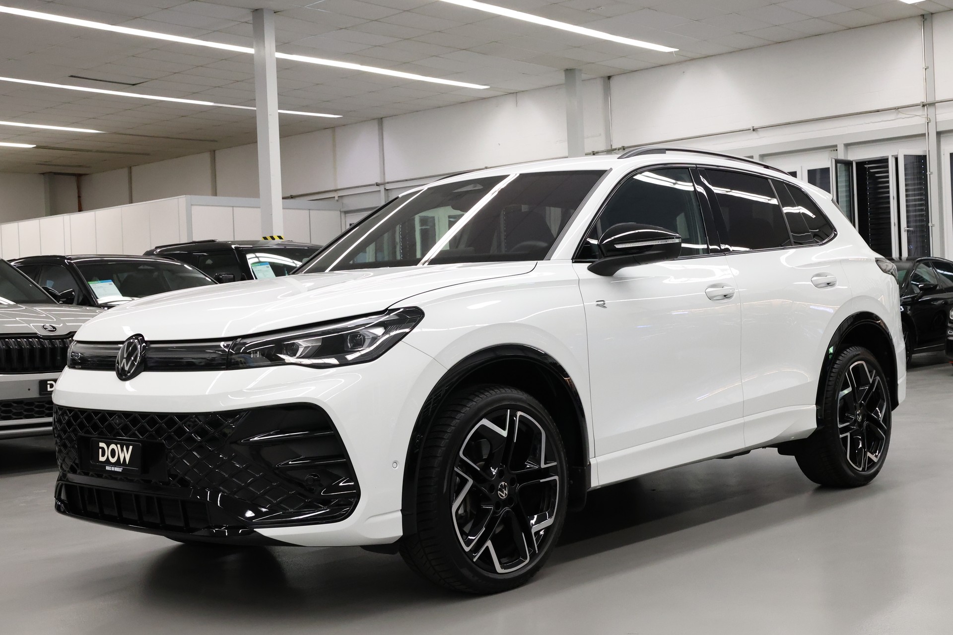 VW Tiguan 2.0 TDI SCR R-Line DSG 4motion-image-2