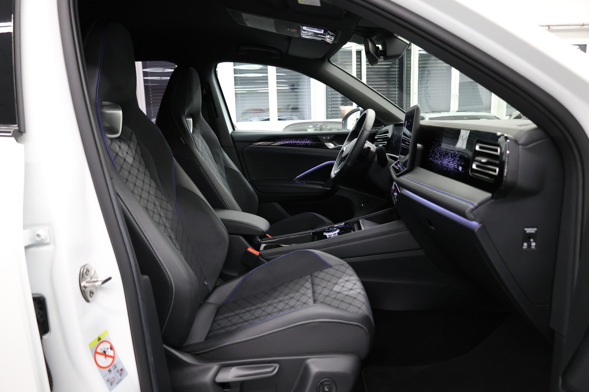 VW Tiguan 2.0 TDI SCR R-Line DSG 4motion-image-15