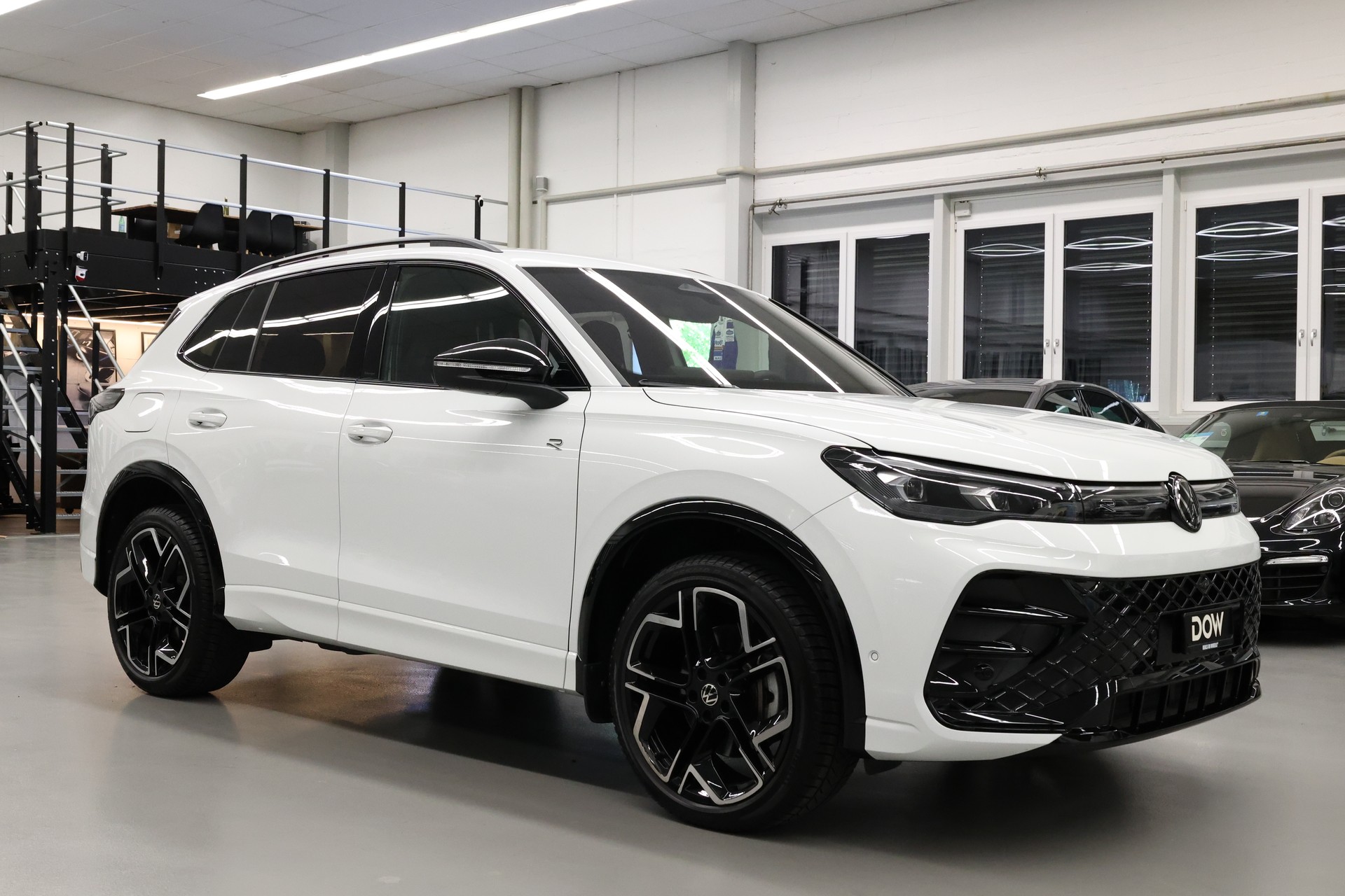 VW Tiguan 2.0 TDI SCR R-Line DSG 4motion-image-1