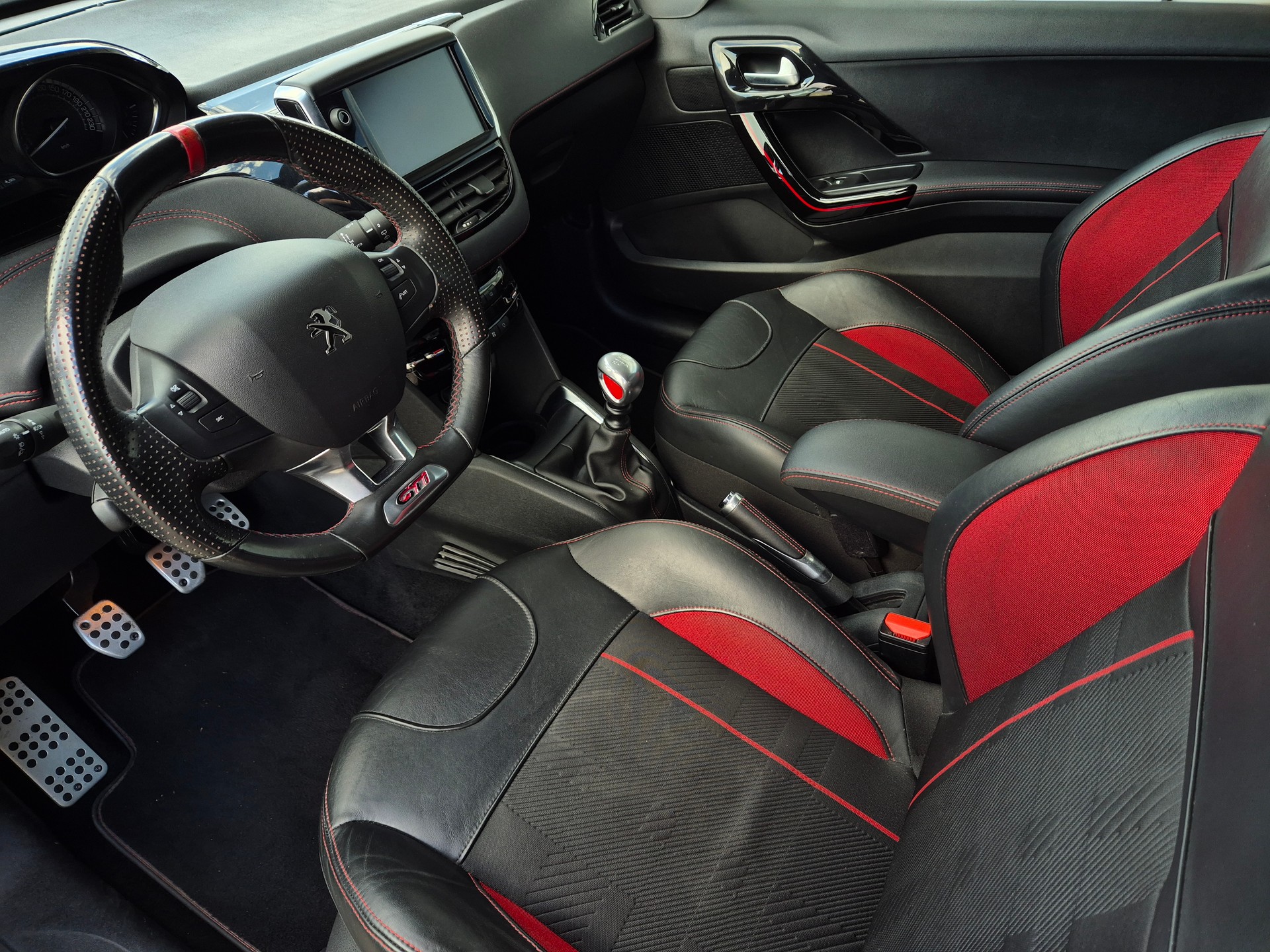 PEUGEOT 208 1.6 Turbo GTi-image-11