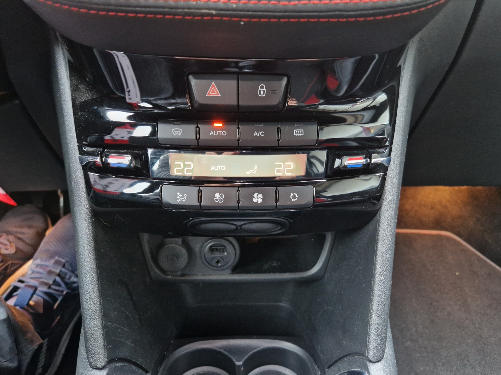 PEUGEOT 208 1.6 Turbo GTi-image-14