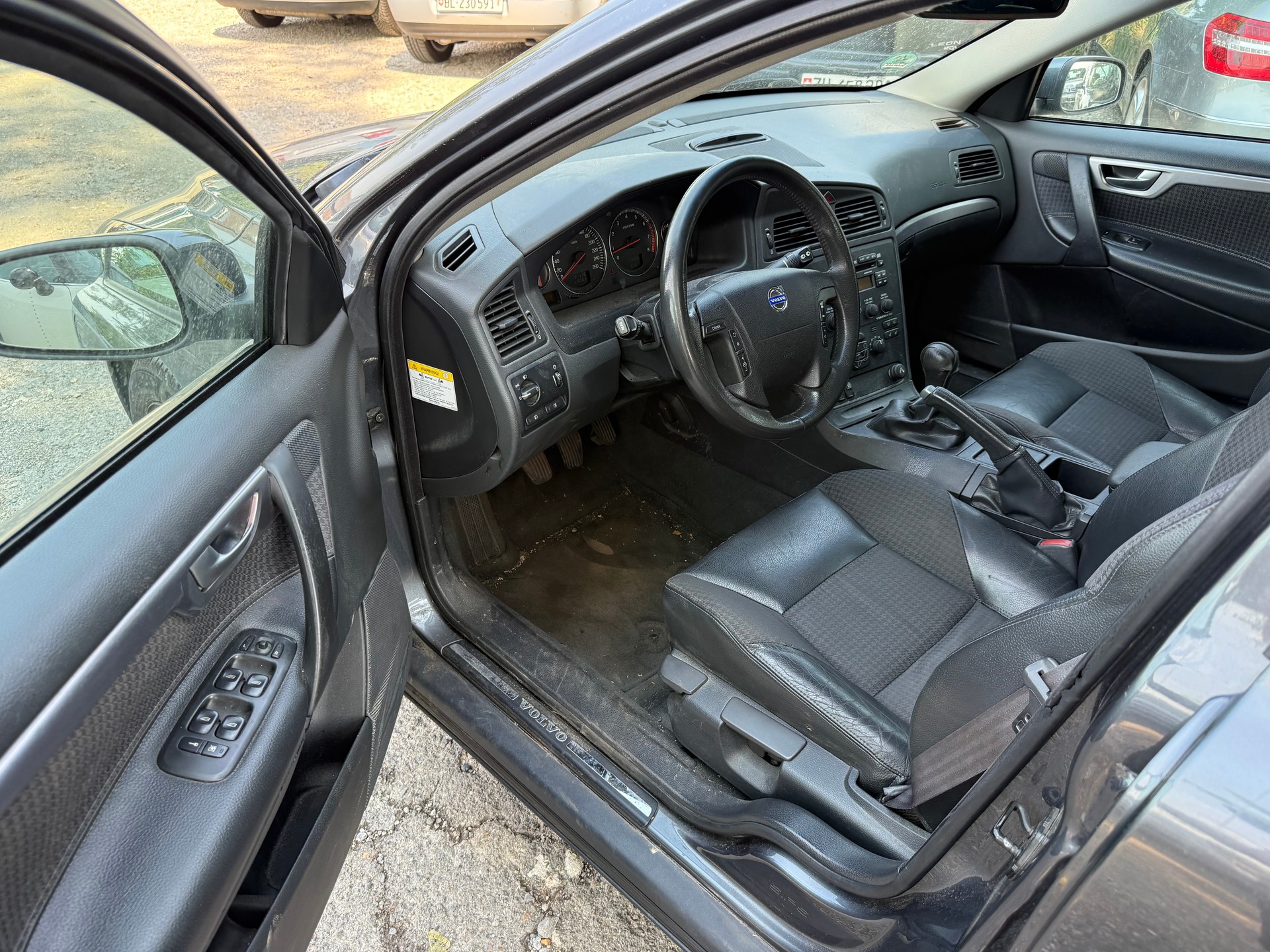 VOLVO V70 2.5T AWD-image-9