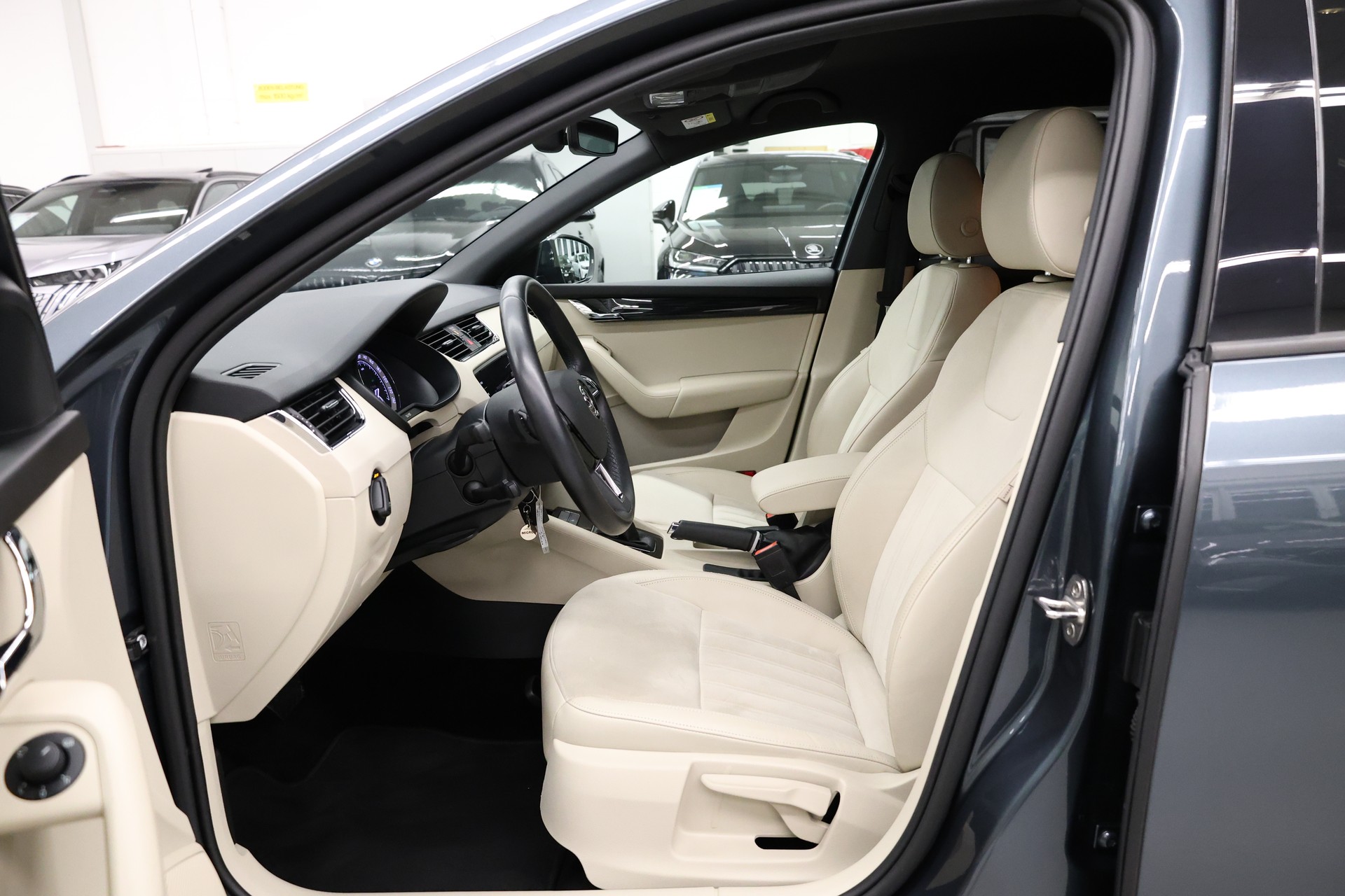 SKODA Octavia Combi 1.5 TGI G-TEC Style DSG-image-12