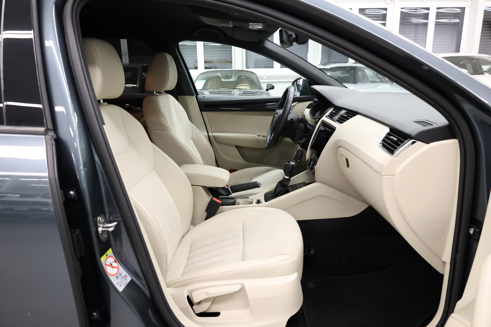 SKODA Octavia Combi 1.5 TGI G-TEC Style DSG-image-13