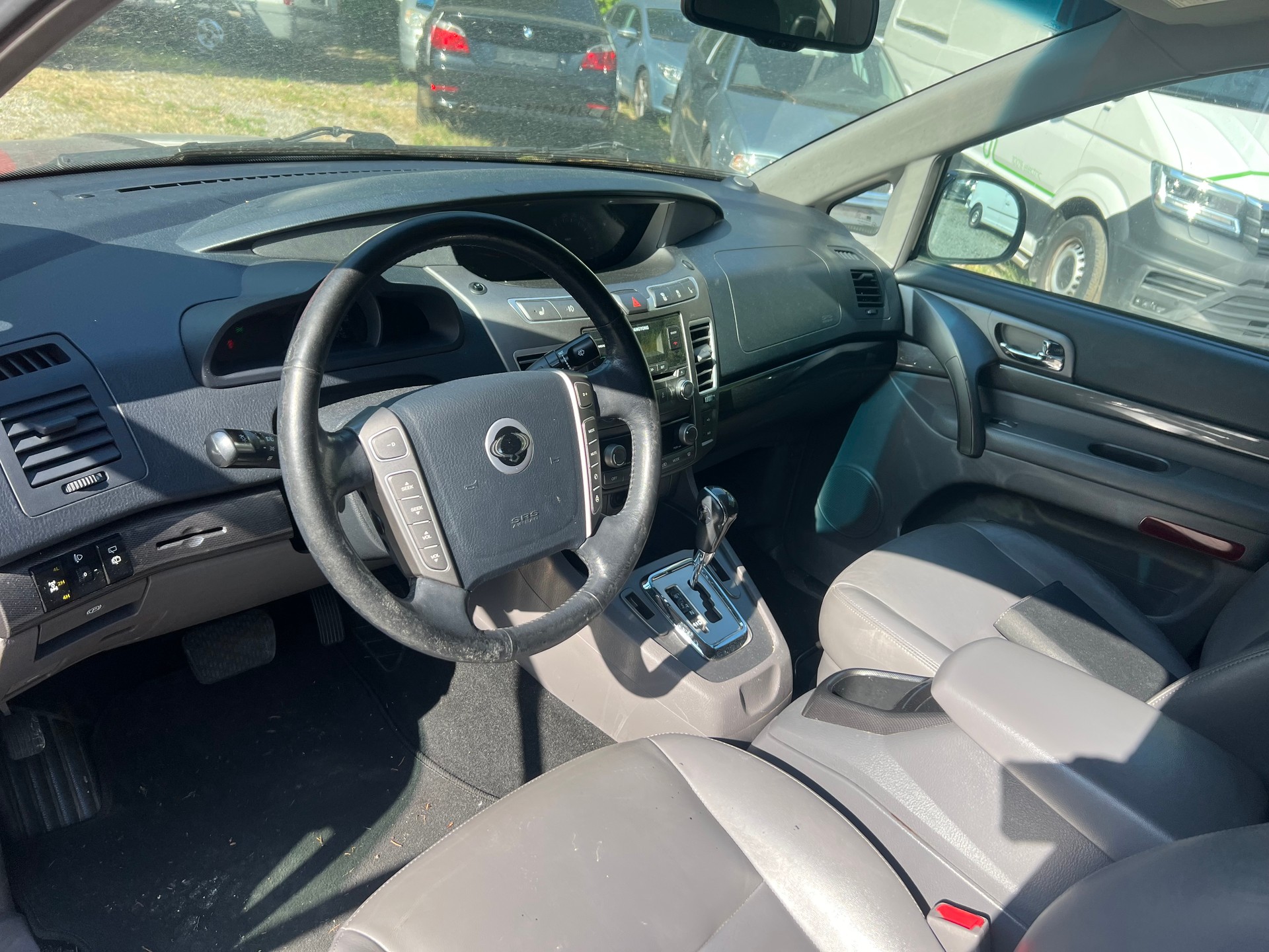 KGM-SsangYong Rodius SV200 e-XDi Sapphire 4WD E-Tronic-image-8