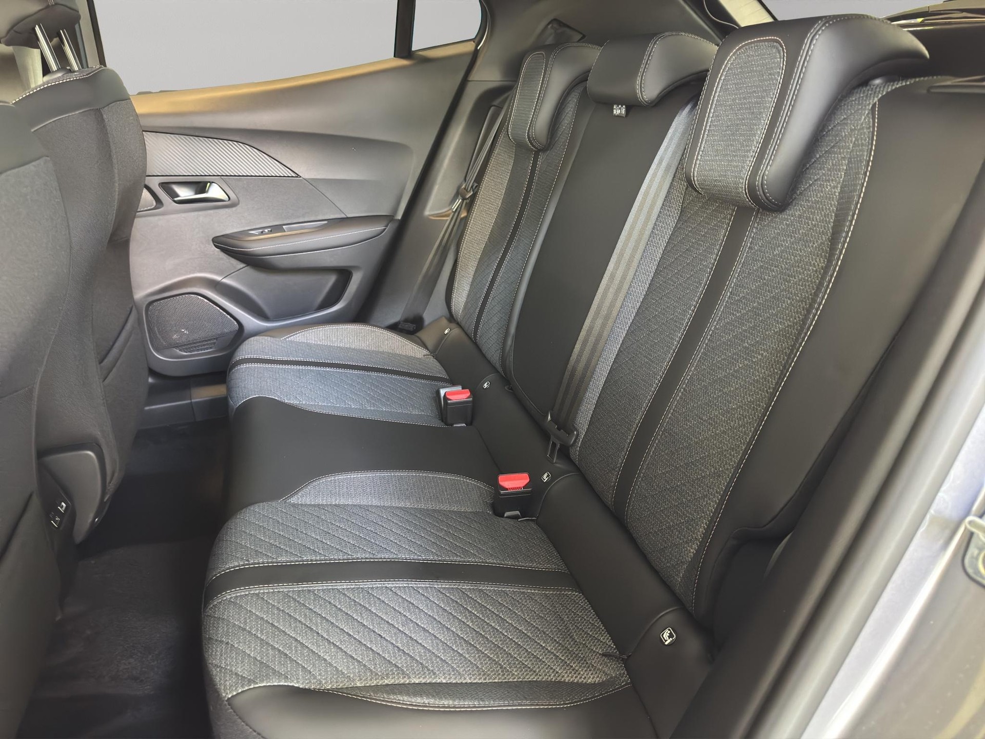 PEUGEOT 2008 e-Allure-image-7