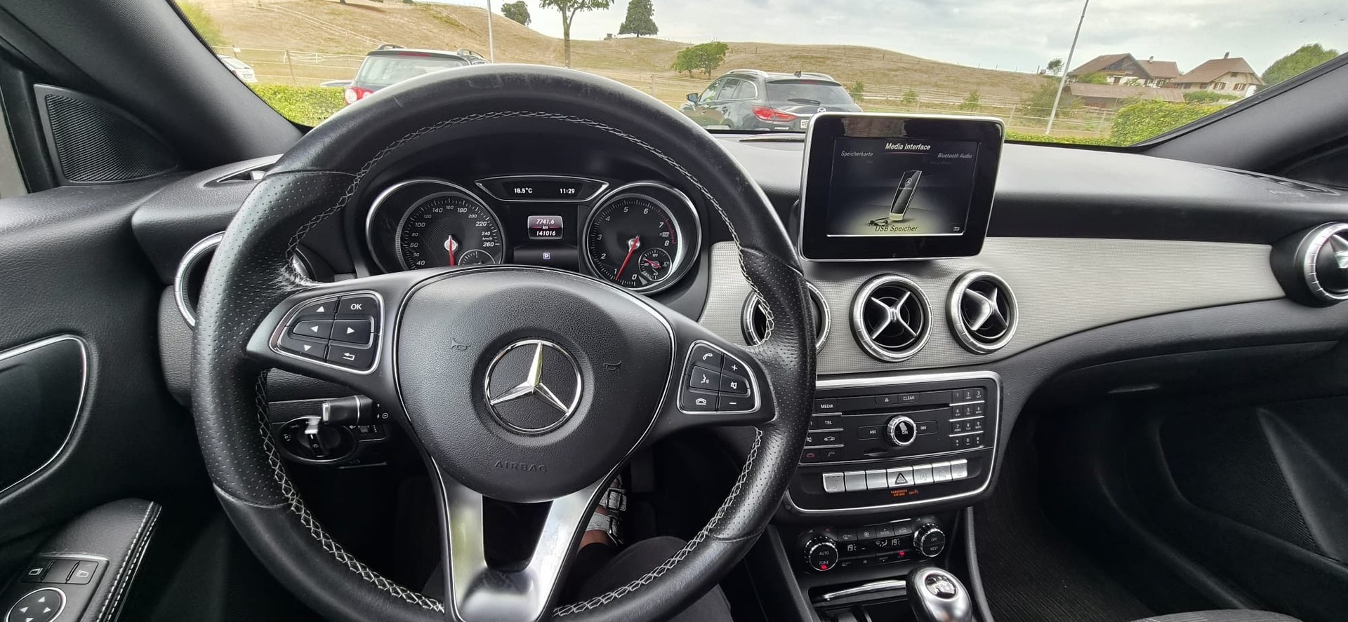 MERCEDES-BENZ CLA 200-image-1