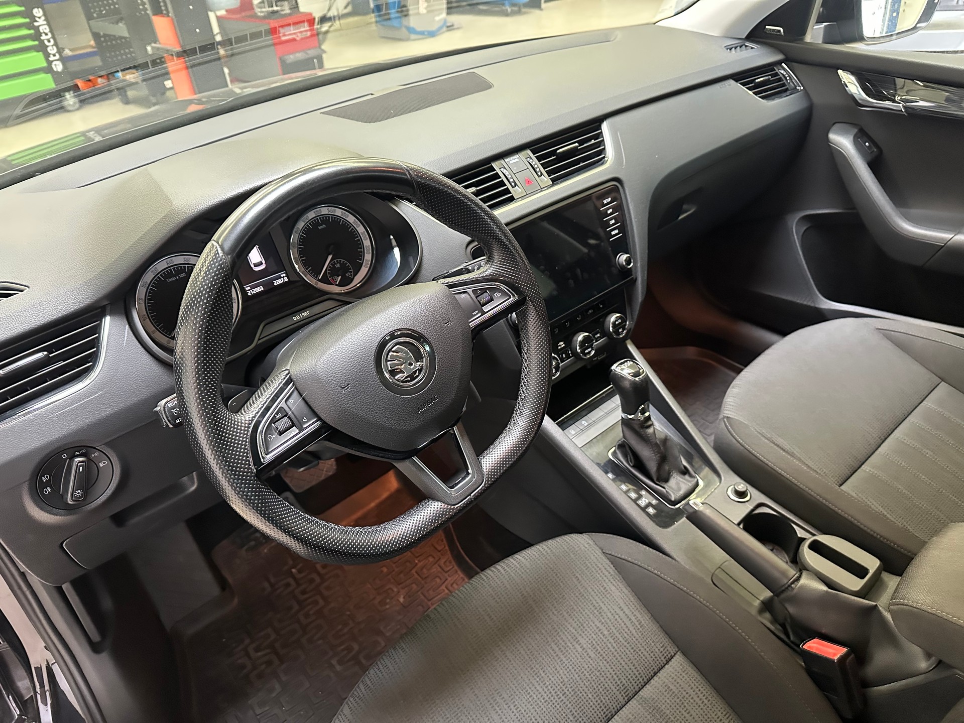 SKODA Octavia Combi 2.0 TDI Style DSG-image-7