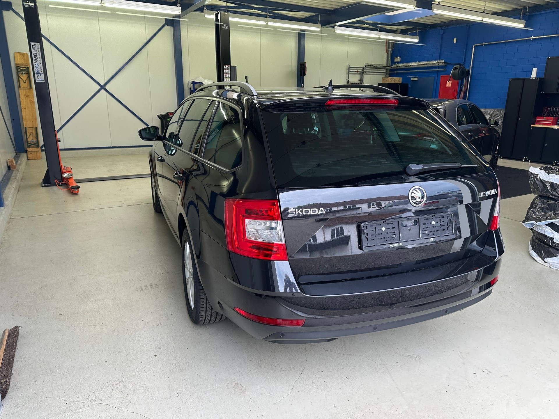SKODA Octavia Combi 2.0 TDI Style DSG-image-3