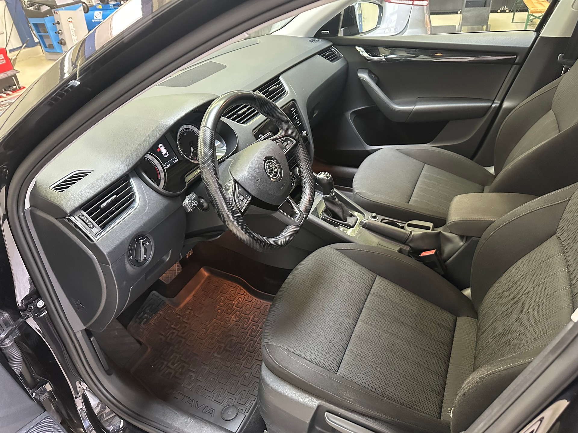 SKODA Octavia Combi 2.0 TDI Style DSG-image-6