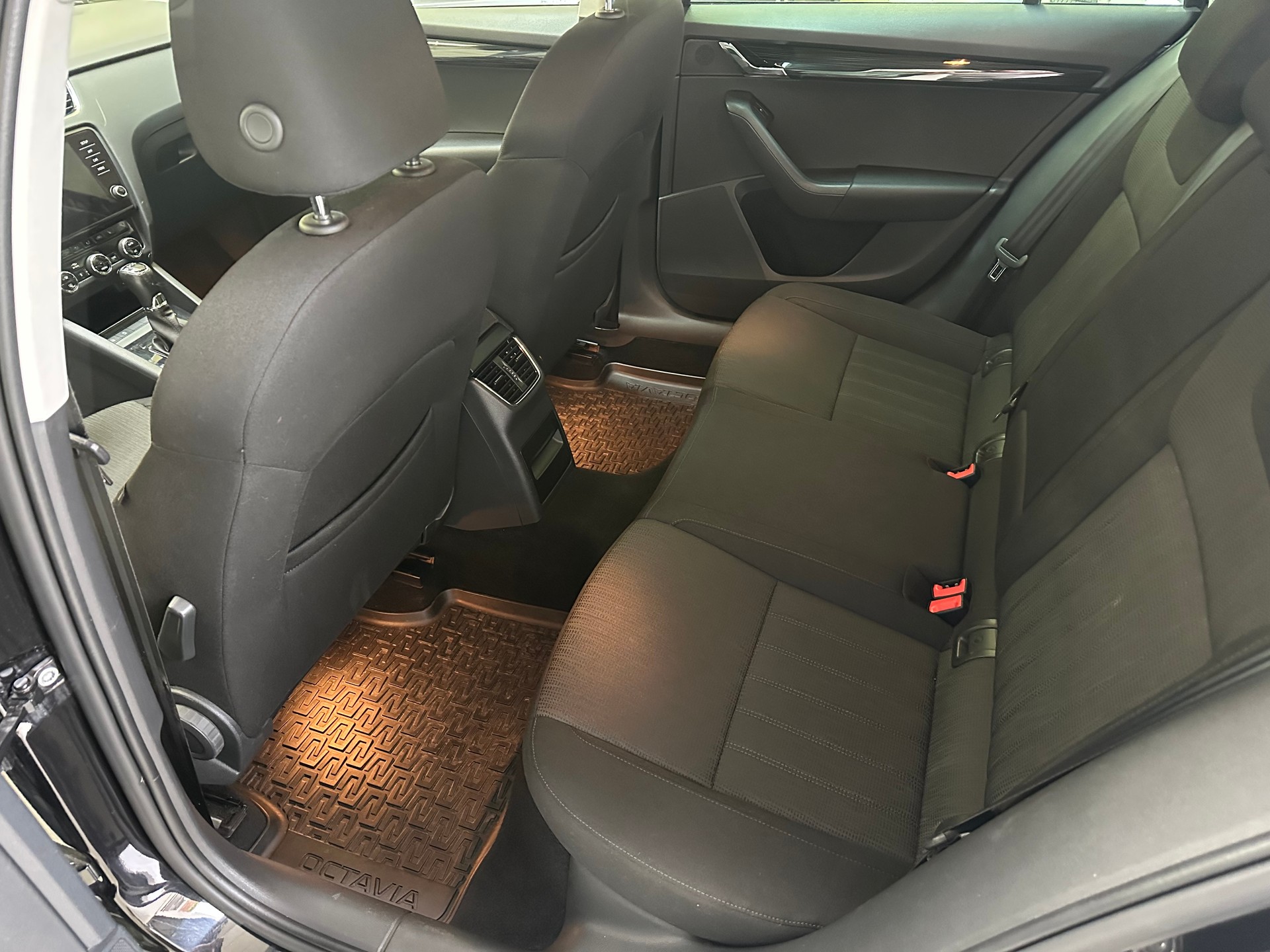 SKODA Octavia Combi 2.0 TDI Style DSG-image-8
