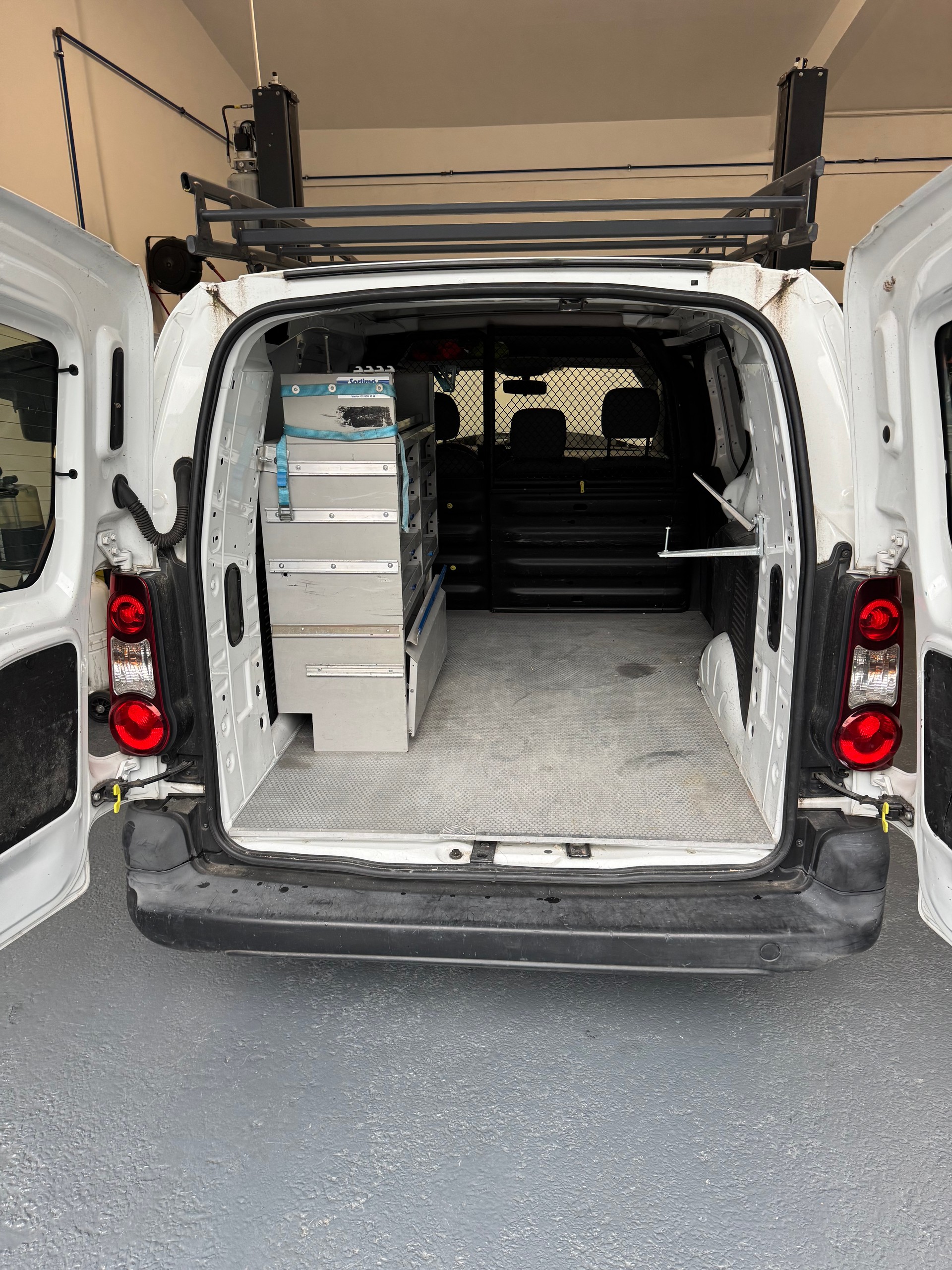 PEUGEOT Partner 1.6 e-HDI Urban Pack-image-3