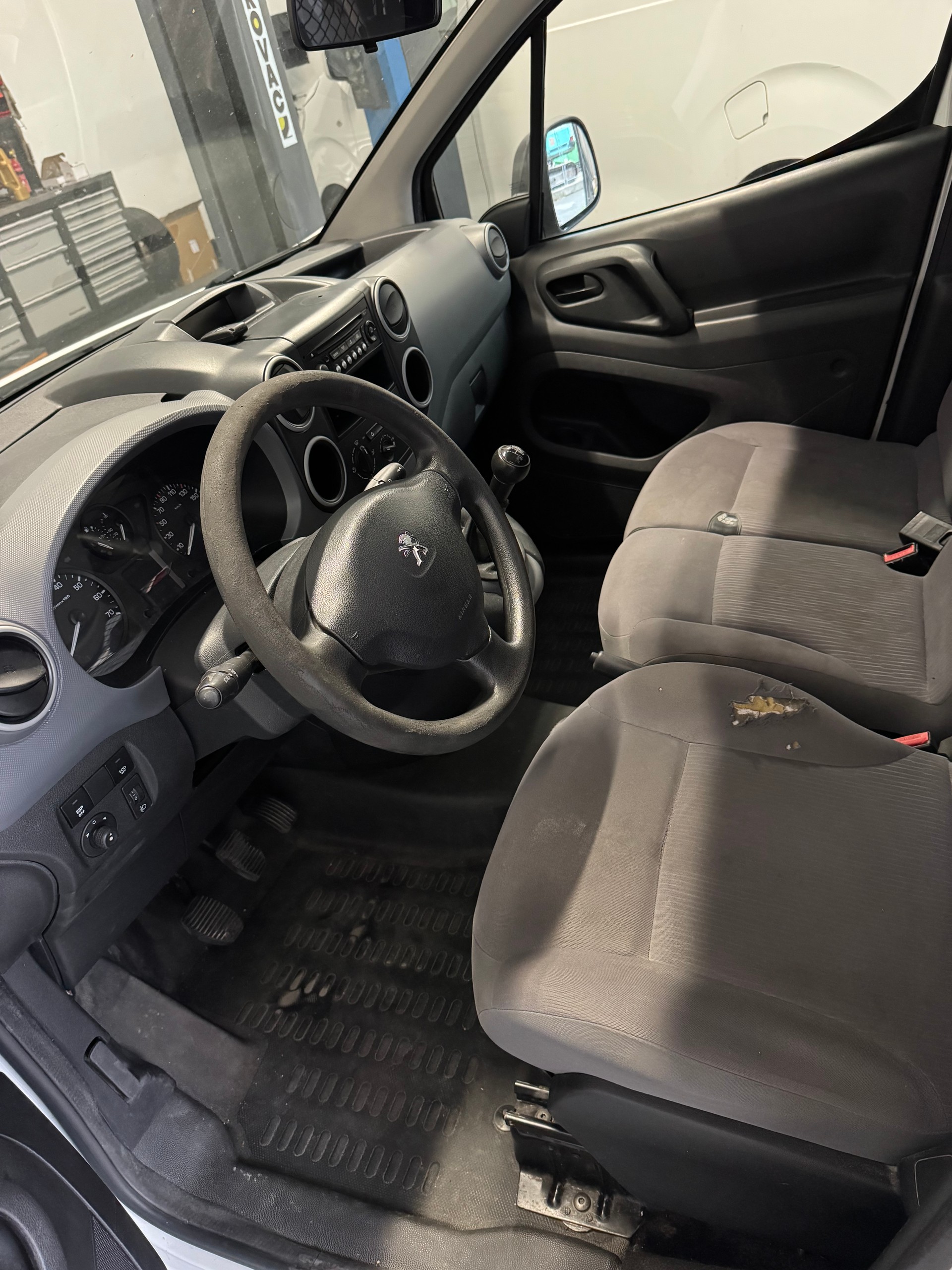 PEUGEOT Partner 1.6 e-HDI Urban Pack-image-4