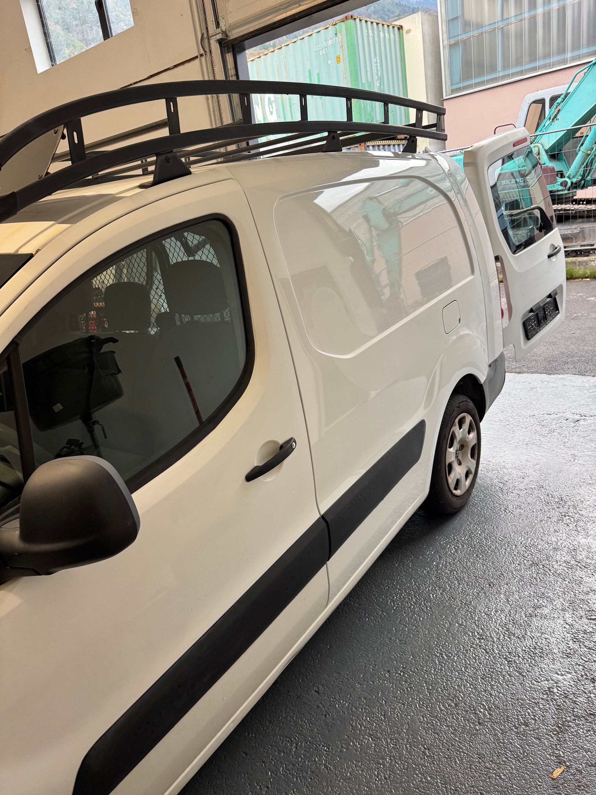 PEUGEOT Partner 1.6 e-HDI Urban Pack-image-2