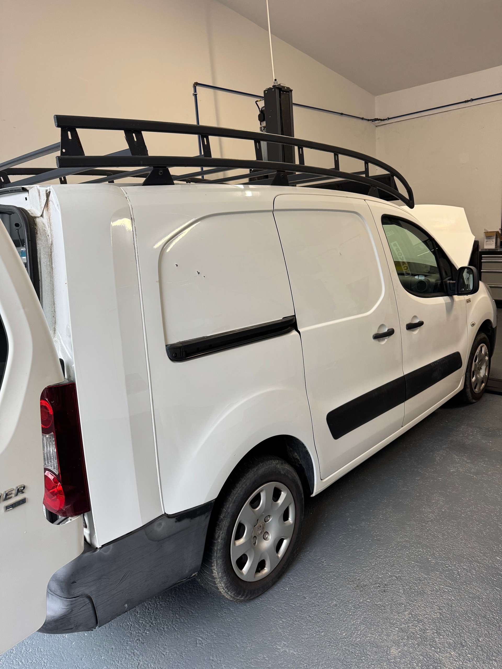 PEUGEOT Partner 1.6 e-HDI Urban Pack-image-1