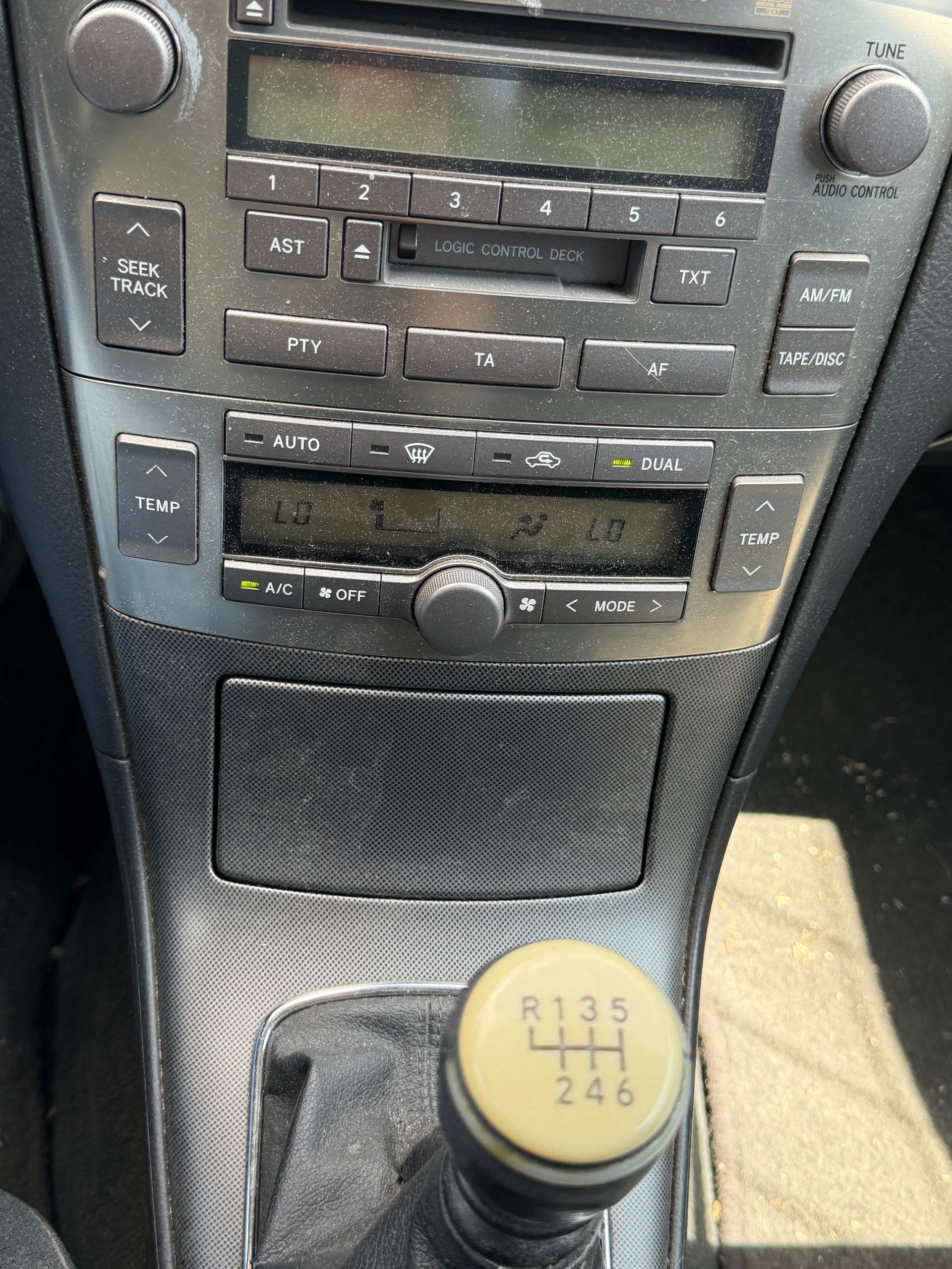 TOYOTA Avensis 2.2D-4 D Linea Sol Sportswagon-image-9