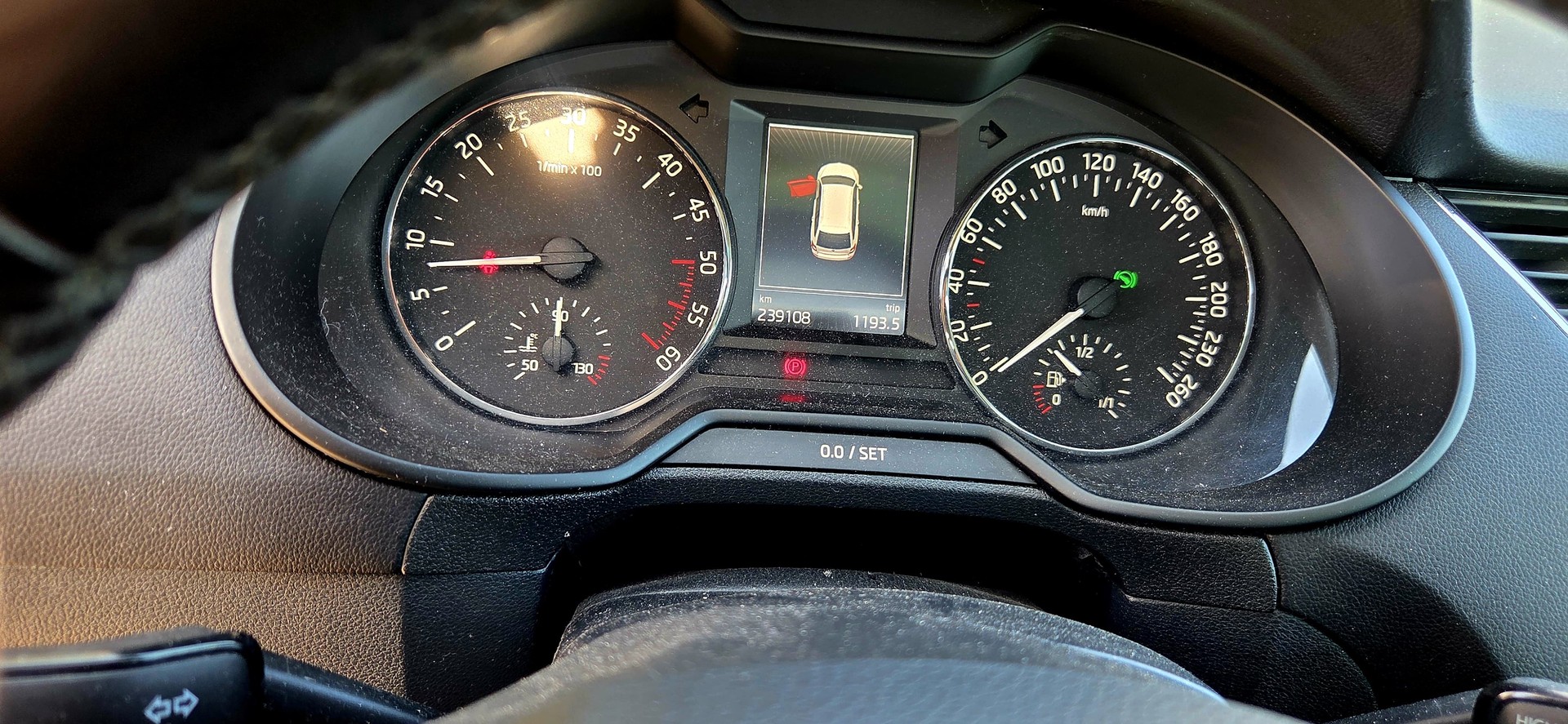 SKODA Octavia Combi 2.0 TDI Elegance DSG-image-13