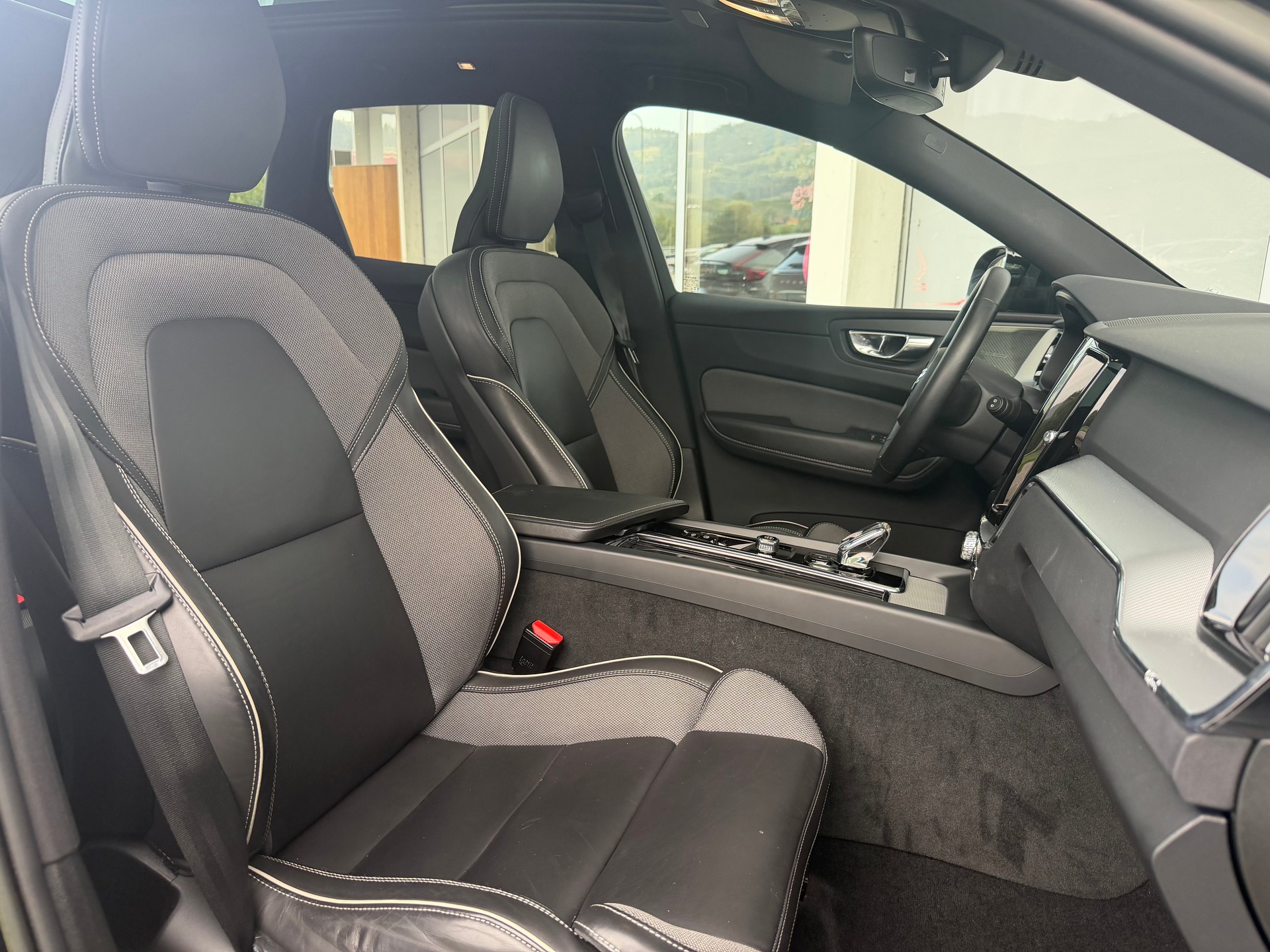 VOLVO XC60 T6 eAWD R-Design Geartronic-image-3