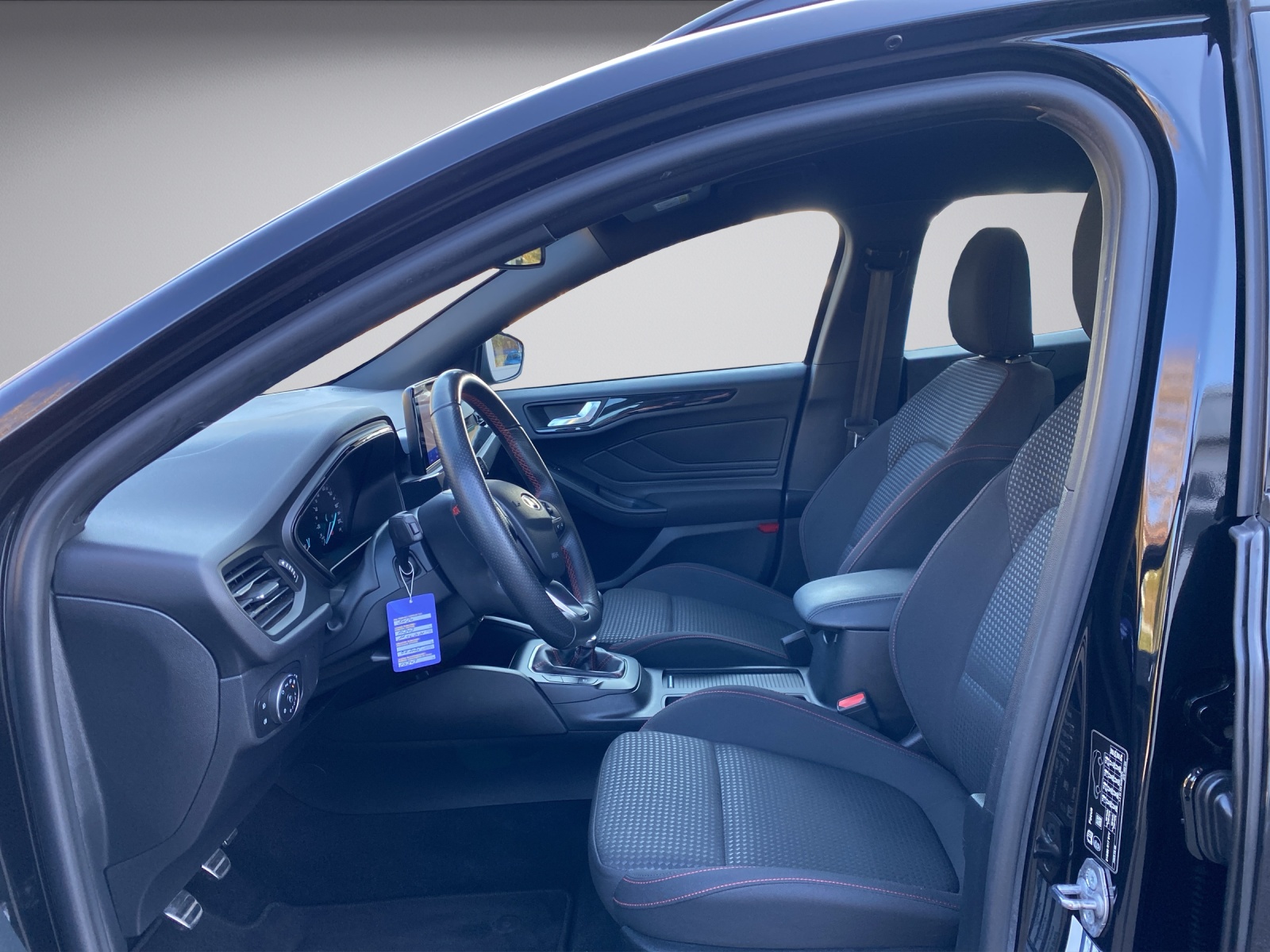 FORD Focus Station Wagon 1.0i EcoB Hybrid 155 ST-Line-image-8