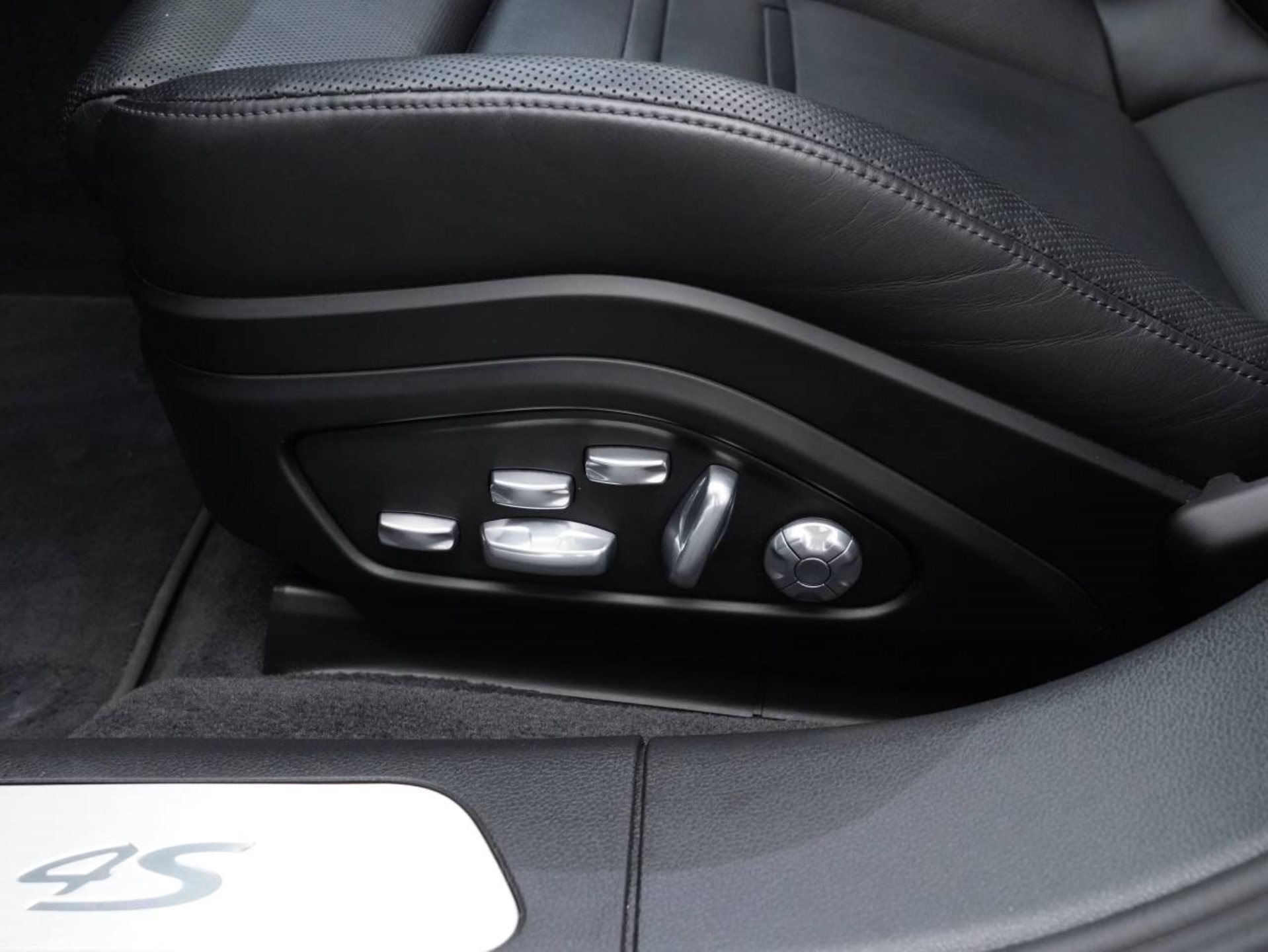 PORSCHE Panamera 4S E-Hybrid-image-22