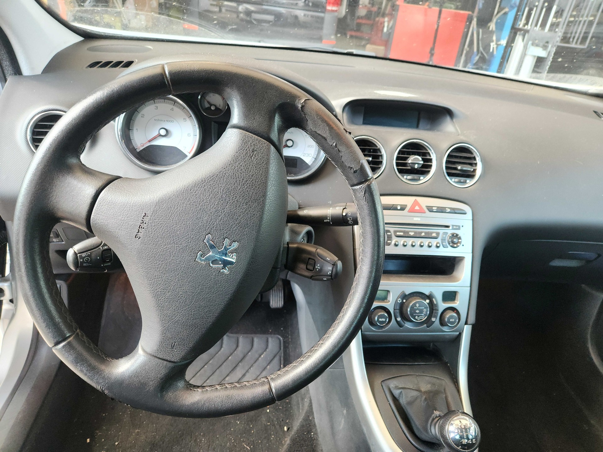 PEUGEOT 308 1.6 16V Turbo Allure-image-3