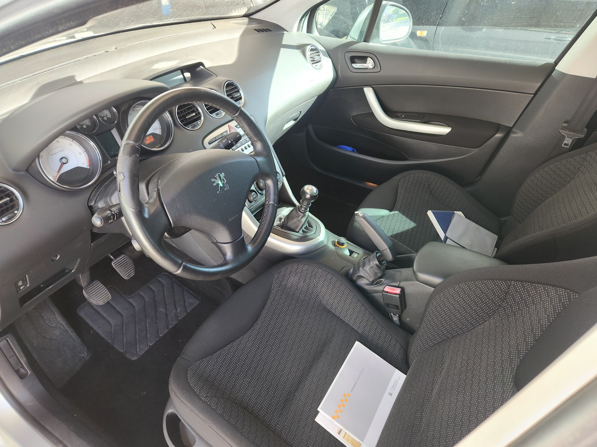 PEUGEOT 308 1.6 16V Turbo Allure-image-4