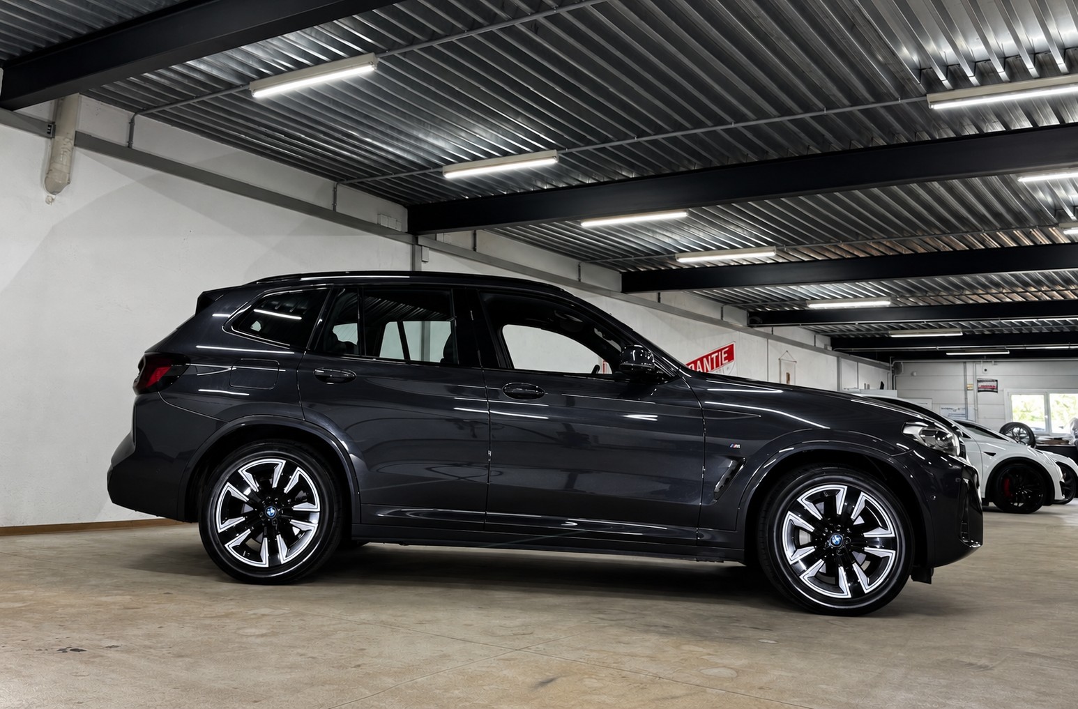 BMW iX3 Inspiring M-Sport 286PS Facelift-showroom-element-3